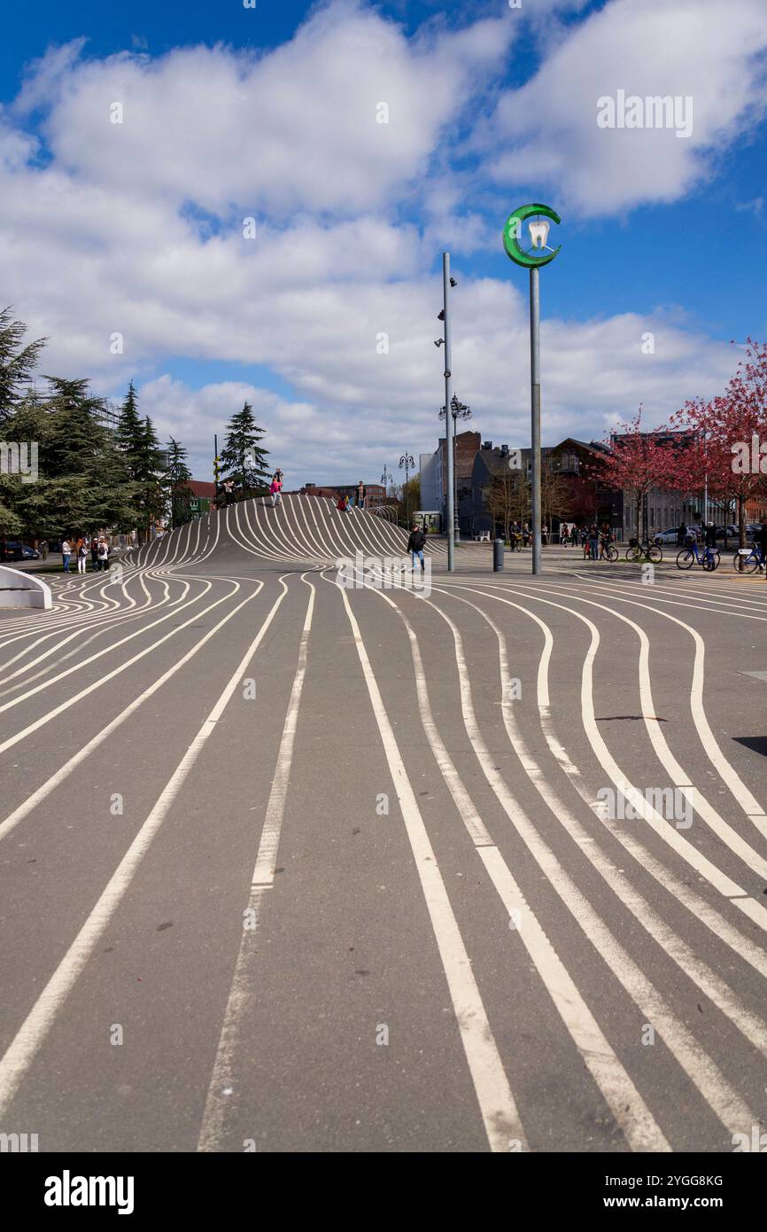 KOPENHAGEN, DÄNEMARK - APRIL 30 2023: Menschen mit Kindern haben Spaß im Superkilen Park, öffentlicher Raum in Norrebro am 30. April 2023 in Kopenhagen, den Stockfoto