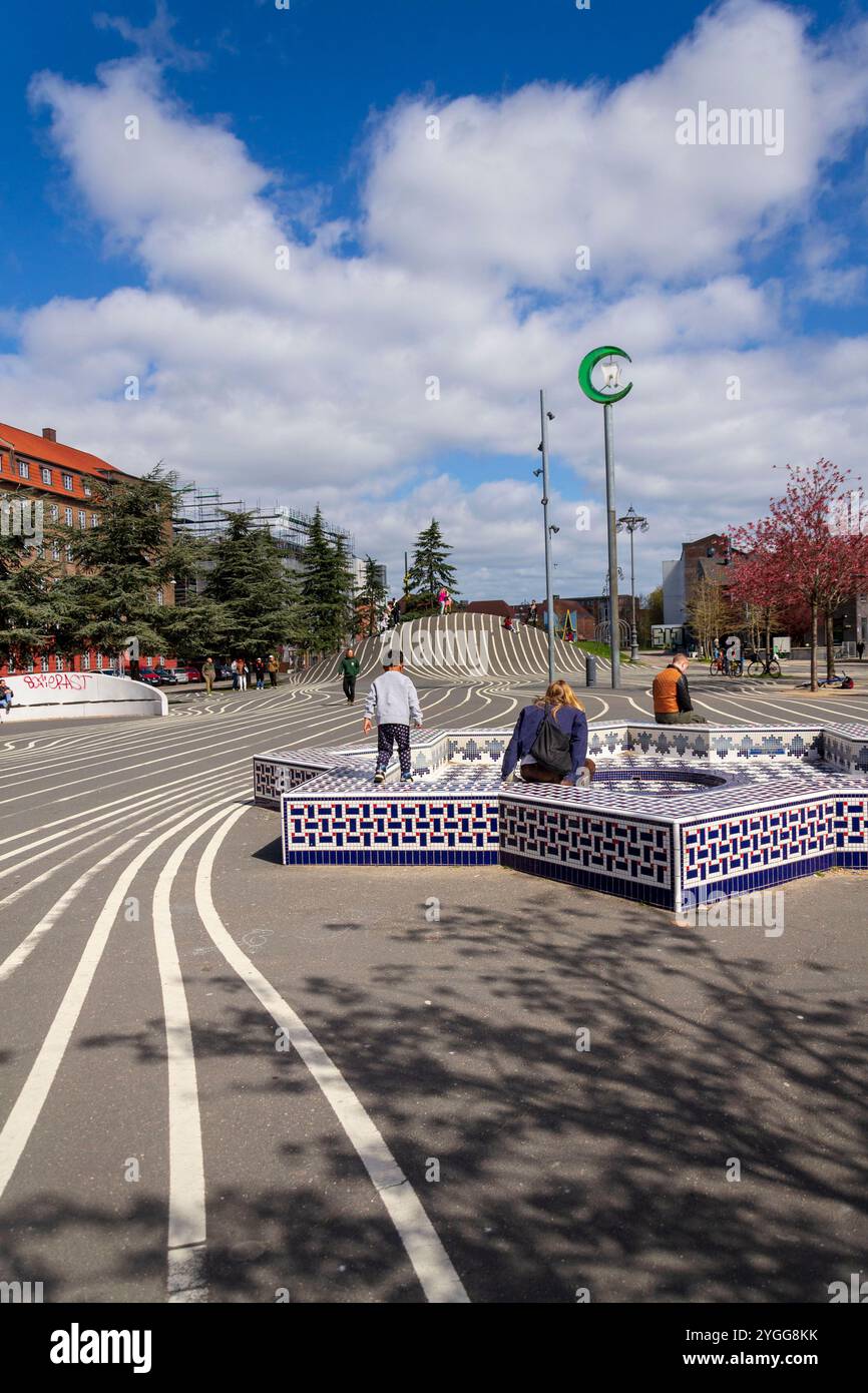 KOPENHAGEN, DÄNEMARK - APRIL 30 2023: Menschen mit Kindern haben Spaß im Superkilen Park, öffentlicher Raum in Norrebro am 30. April 2023 in Kopenhagen, den Stockfoto