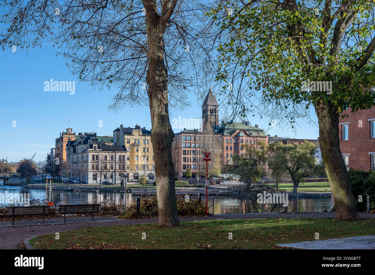 Motala Stream und Norrkoping Uferpromenade am Refvens grund im November. Norrkoping ist eine historische Industriestadt in Schweden. Stockfoto