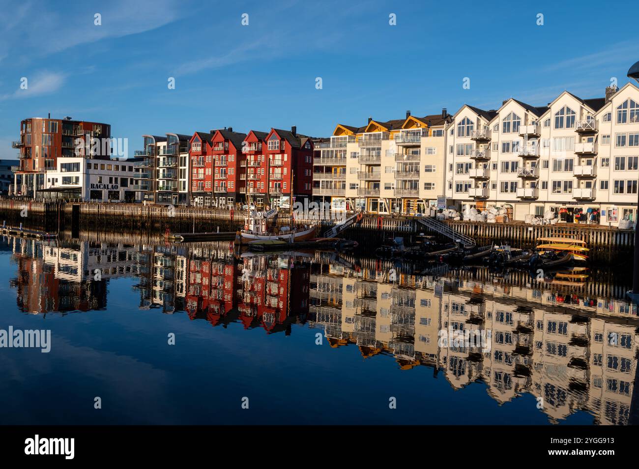 Ein norwegisches Herbstsonnenlicht über der stillen Wasserspiegelung auf dem Fischerhafen in der kleinen Stadt Svolaer auf den Lofoten-Inseln in Norwegen, SCA Stockfoto