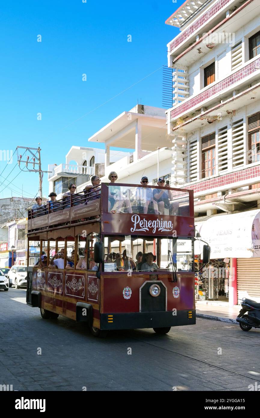 Manzanillo, Colima, Mexiko - 16. Januar 2024: Touristenbus, der Kreuzfahrtpassagiere durch die Stadt Manzanillo bringt Stockfoto