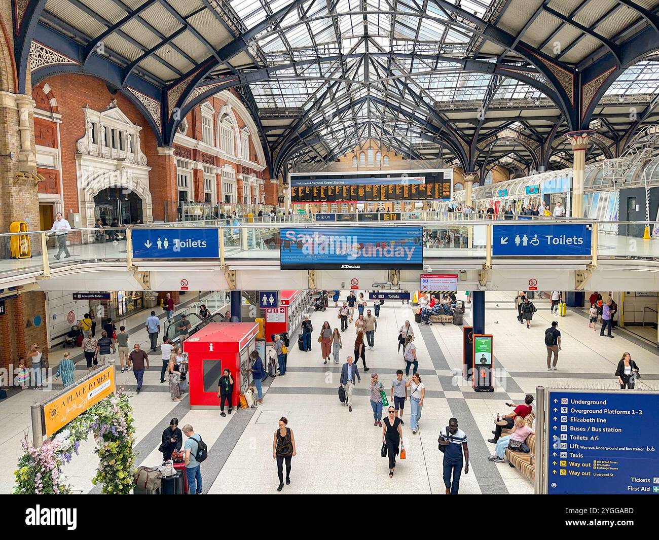 London, England, Großbritannien - 24. August 2023: Weitwinkelansicht der Menschen in der Halle des Bahnhofs Liverpool Street im Zentrum von London - Smartphone-aufgenommenes Stockfoto