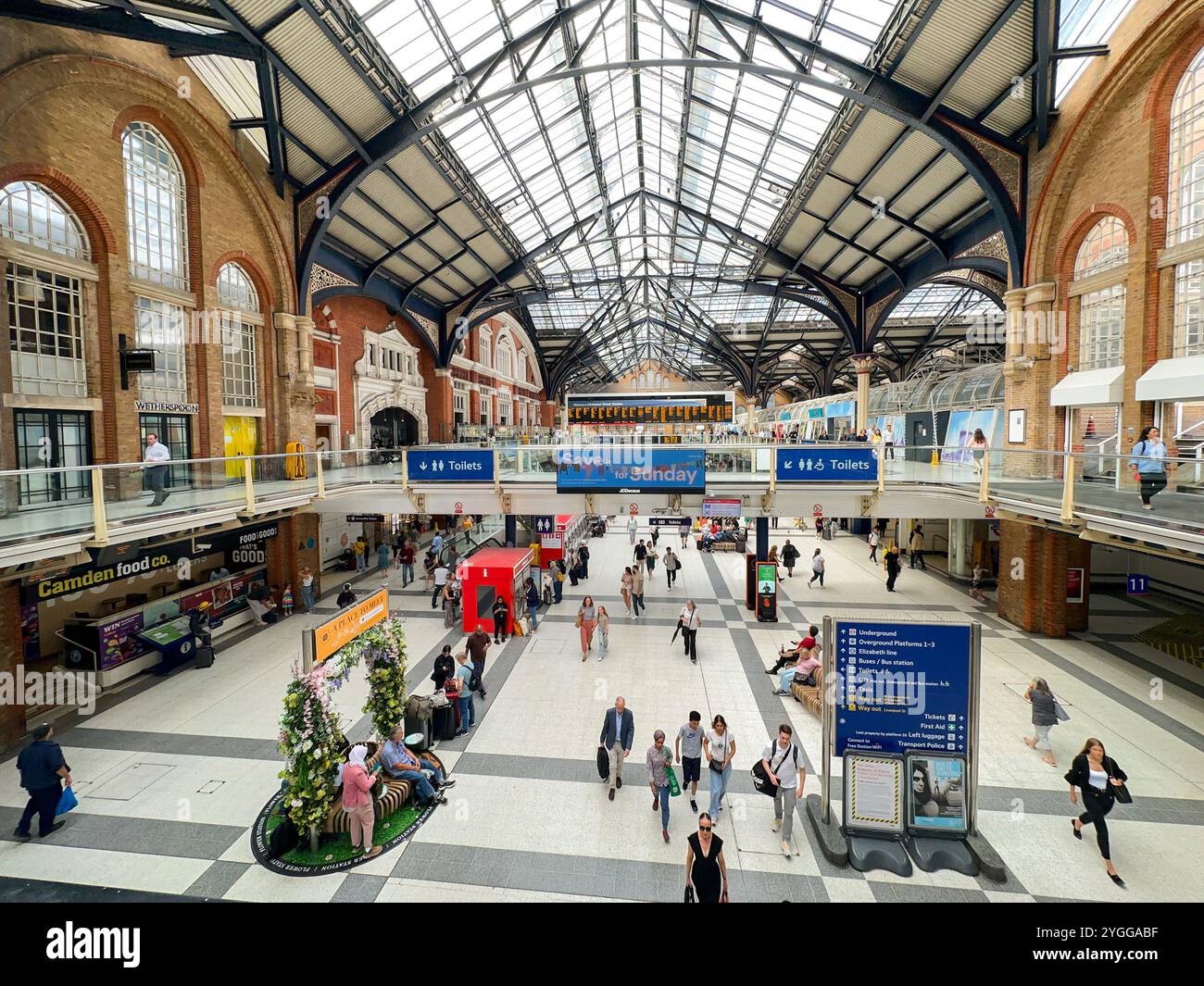 London, England, Großbritannien - 24. August 2023: Weitwinkelansicht der Menschen in der Halle des Bahnhofs Liverpool Street im Zentrum von London - Smartphone-aufgenommenes Stockfoto