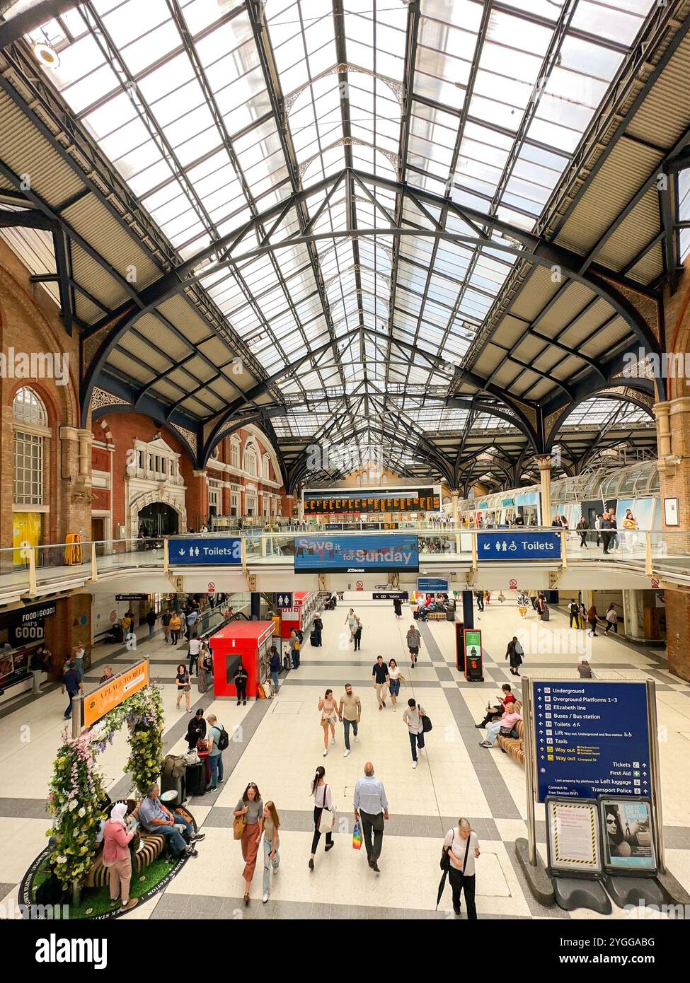 London, England, Großbritannien - 24. August 2023: Weitwinkelansicht der Menschen in der Halle des Bahnhofs Liverpool Street im Zentrum von London - Smartphone-aufgenommenes Stockfoto
