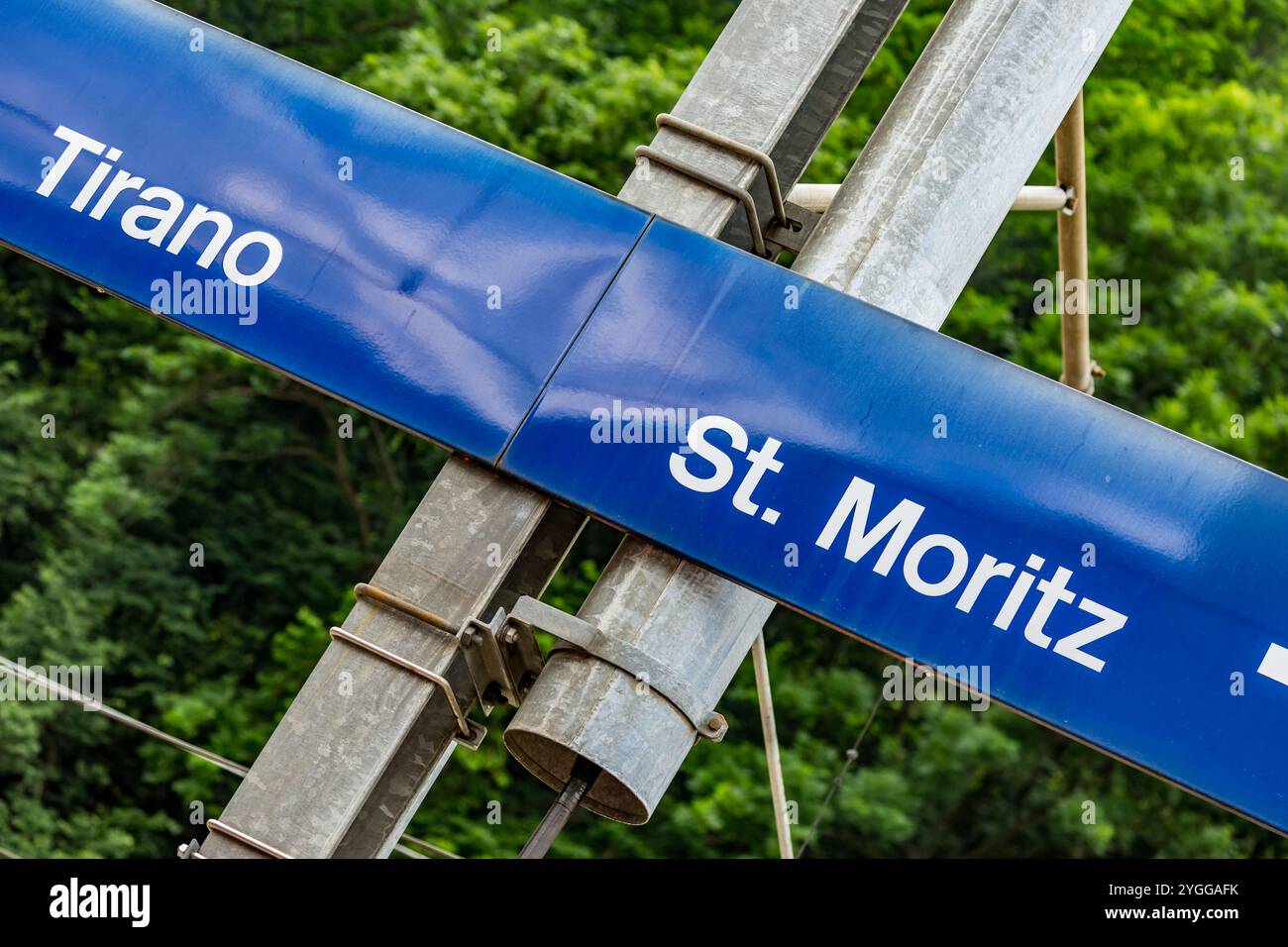 Bergreisen in den Schweizer Alpen, der Schweiz, Europa Tirano und St. Moritz geneigte Eisenbahnschilder Stockfoto