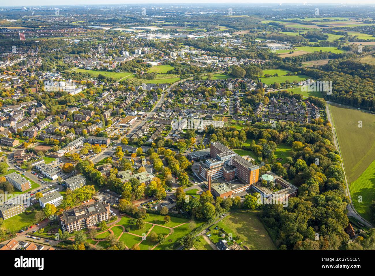 Luftbild, St. Bernhard-Hospital Krankenhaus, unten Caritas Haus St. Hedwig, Wohngebiet an der Bürgermeister-Schmelzing-Straße und Ortsansicht Kamp-Lintfort, Ruhrgebiet, Nordrhein-Westfalen, Deutschland ACHTUNGxMINDESTHONORARx60xEURO *** Stockfoto