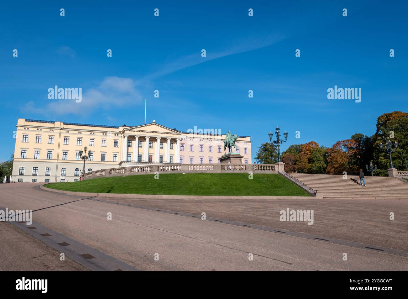 Am oberen Ende des Aufstiegs mit Blick auf das Karl Johans-Tor befindet sich der Königspalast, die offizielle Residenz des jetzigen norwegischen Monarchen, deren Majesti Stockfoto