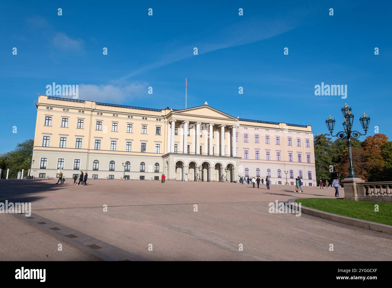 Am oberen Ende des Aufstiegs mit Blick auf das Karl Johans-Tor befindet sich der Königspalast, die offizielle Residenz des jetzigen norwegischen Monarchen, deren Majestätin Stockfoto