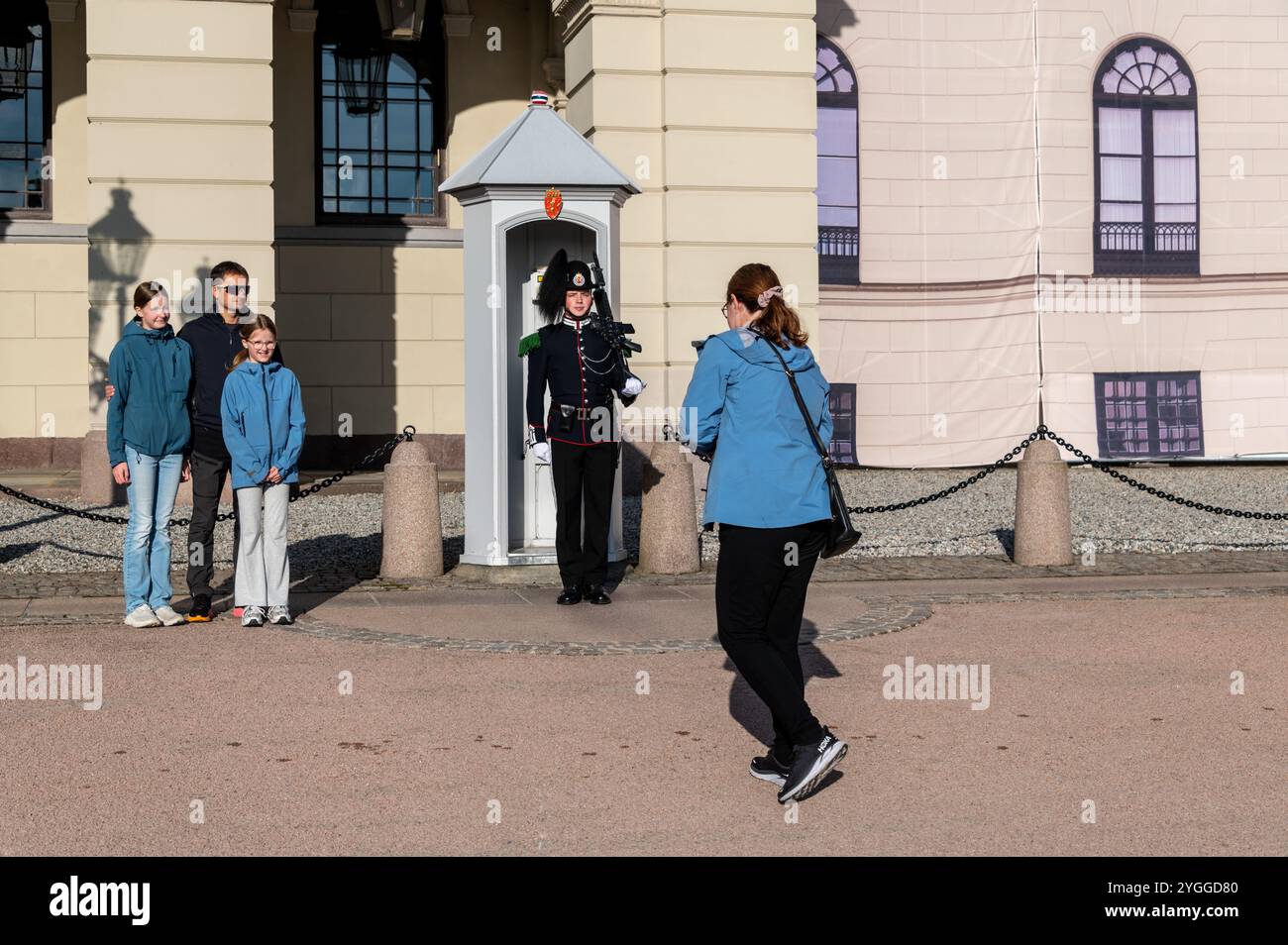 Ein Familienfoto mit einem der norwegischen Königsgarde 3. Unternehmen (Norwegisch: Hans Majestet Kongens 3. Gardekompani) ist eine renommierte Militäranlage und dr. Stockfoto