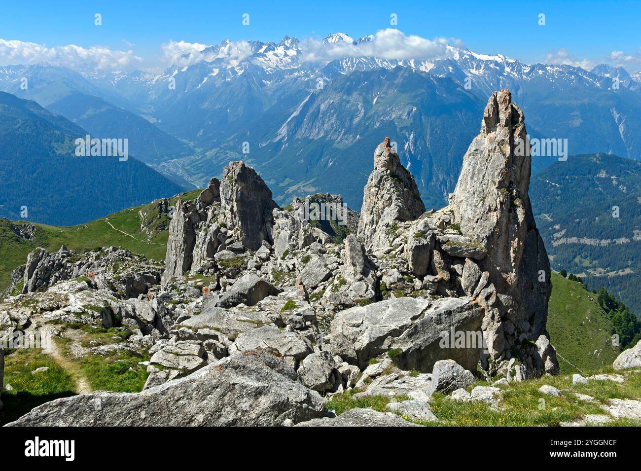 Blick über felsige Gipfel an den Hängen des Pierre Avoi Gipfels bis zum Gebirge der Savoyen Alpen, Walliser Alpen, Verbier, Walliser, Walliser, Schweiz Stockfoto