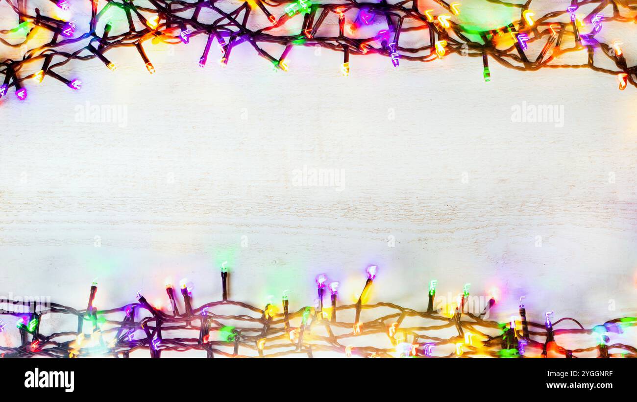 Weihnachten Glühlampe rahmen Dekoration auf weißem Holz. Frohe Weihnachten und Neujahr Urlaub Hintergrund. nach oben anzeigen und horizontale Ausrichtung. Stockfoto