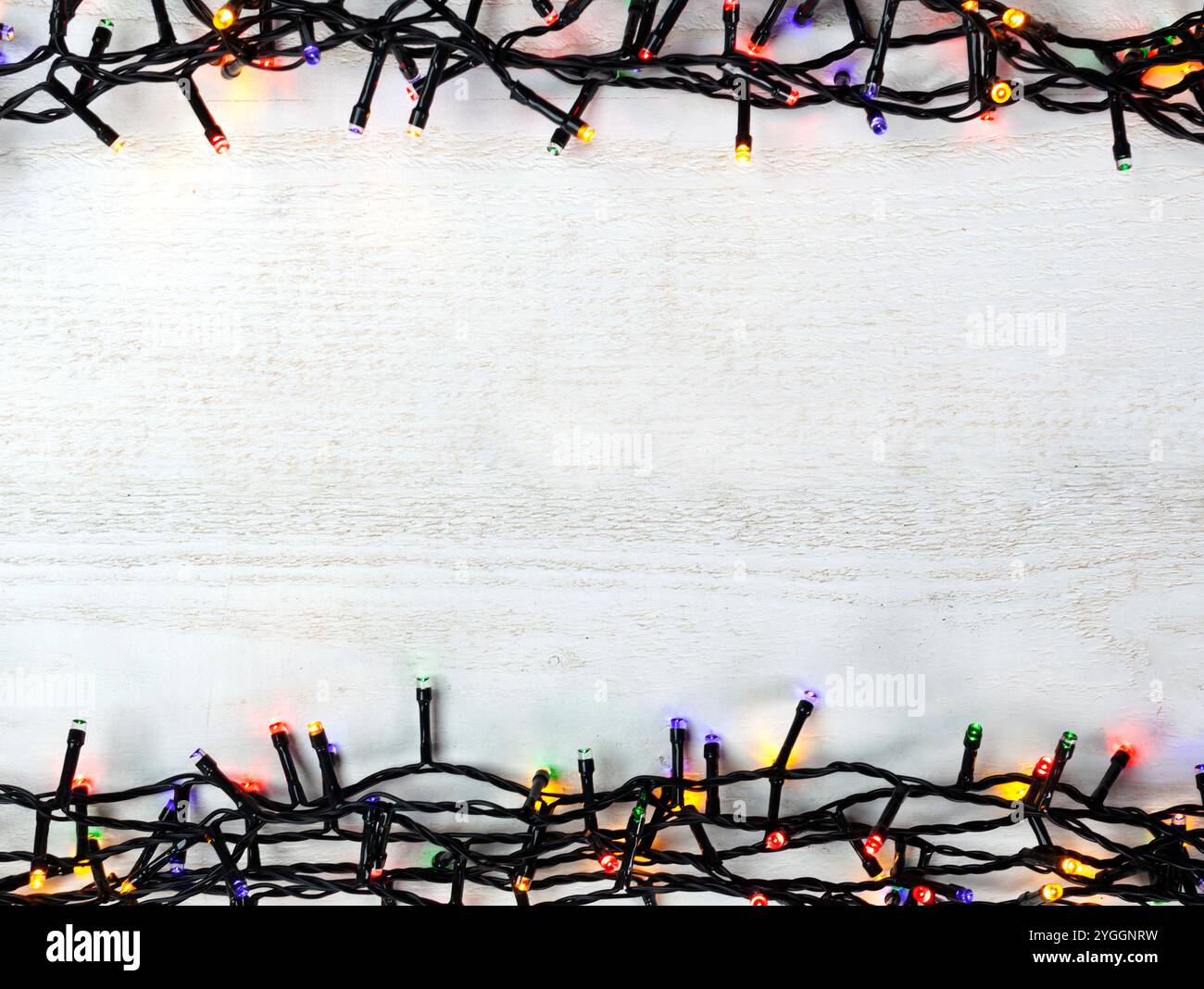 Weihnachten Glühlampe rahmen Dekoration auf weißem Holz. Frohe Weihnachten und Neujahr Urlaub Hintergrund. nach oben anzeigen und horizontale Ausrichtung. Stockfoto