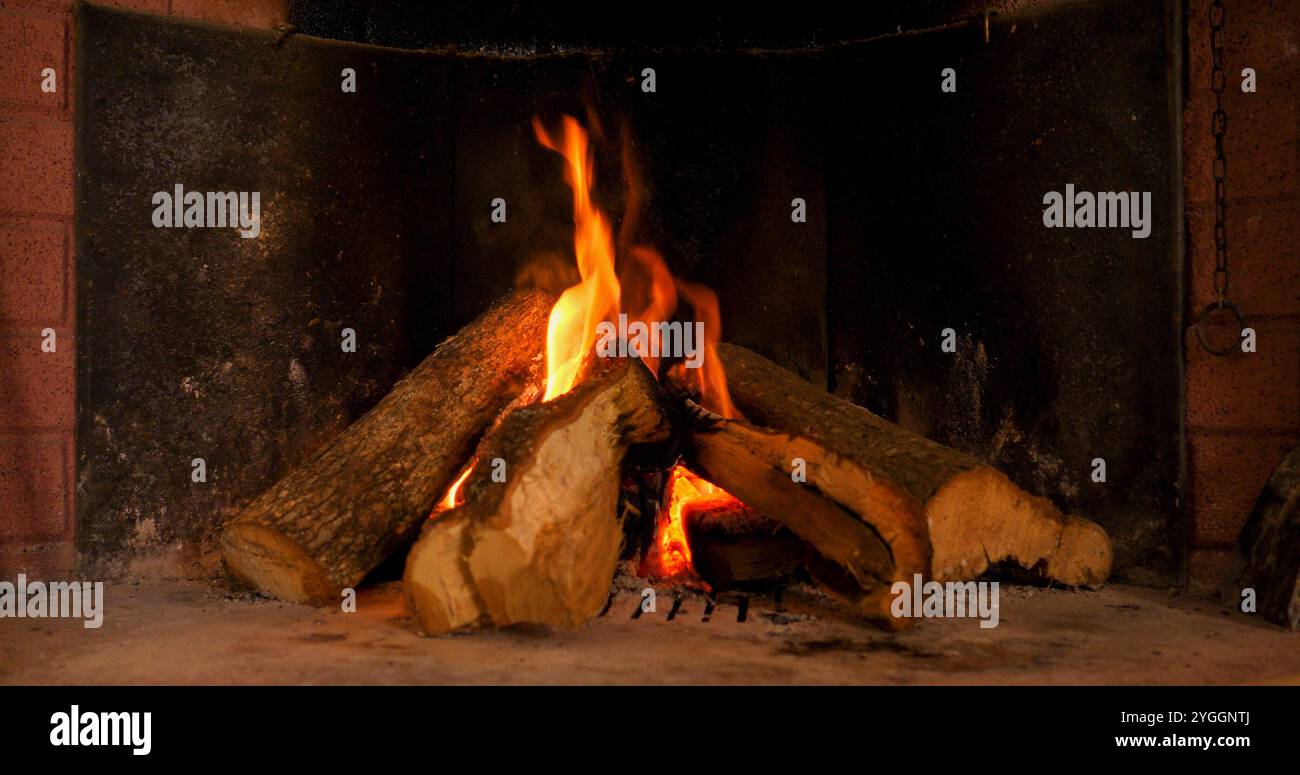 Ein warmes Feuer in einem Kamin. Brennendes Holz im Kamin und die Flammen Stockfoto