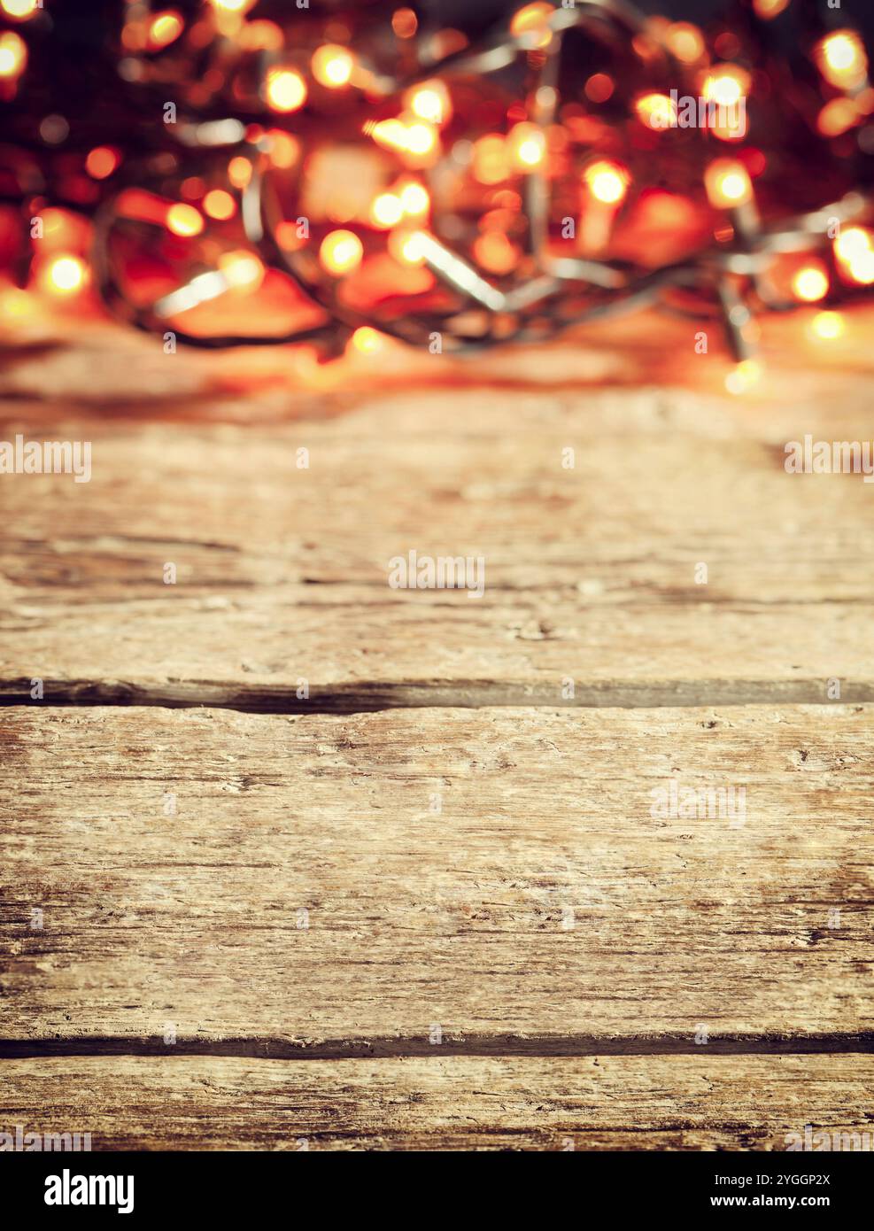 Weihnachtsrahmendekoration mit verschwommenem Licht, leerer Platz für Text. Stockfoto