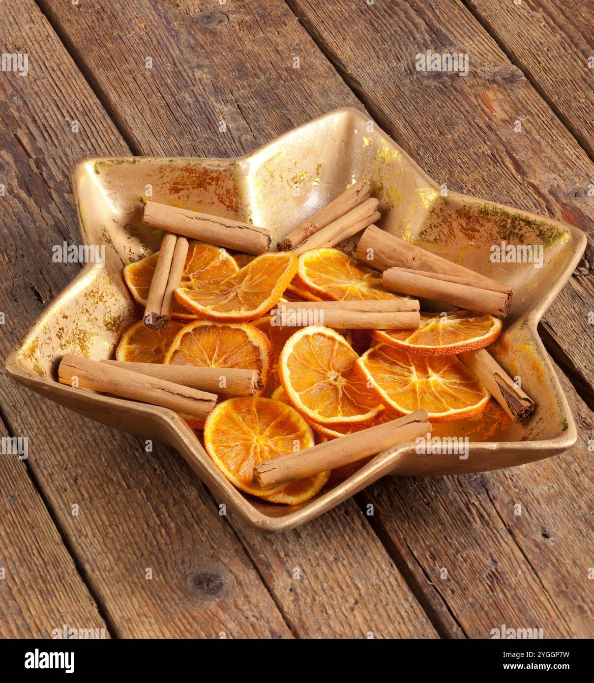 Herzstück Weihnachten sternförmig mit Orangenscheiben und Zimt. Stockfoto