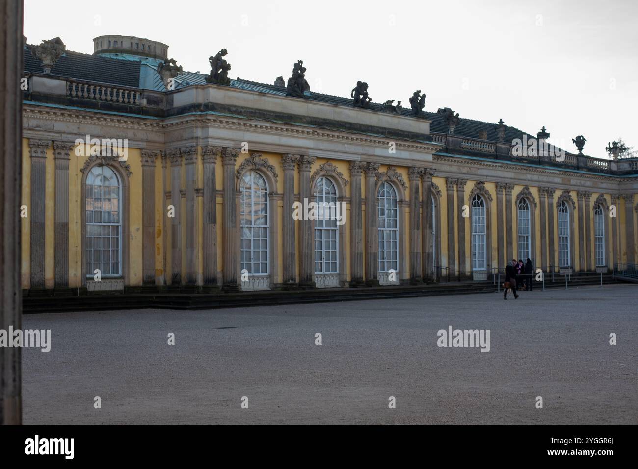 Dieses Foto zeigt den herrlichen Blick auf die Straße des Schlosses Sanssouci und zeigt seine großartige barocke Architektur und die üppige Umgebung in Potsdam, Ger Stockfoto