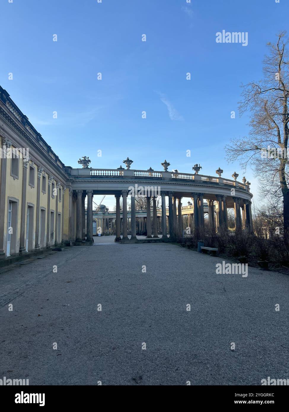 Dieses Foto zeigt den herrlichen Blick auf die Straße des Schlosses Sanssouci und zeigt seine großartige barocke Architektur und die üppige Umgebung in Potsdam, Ger Stockfoto