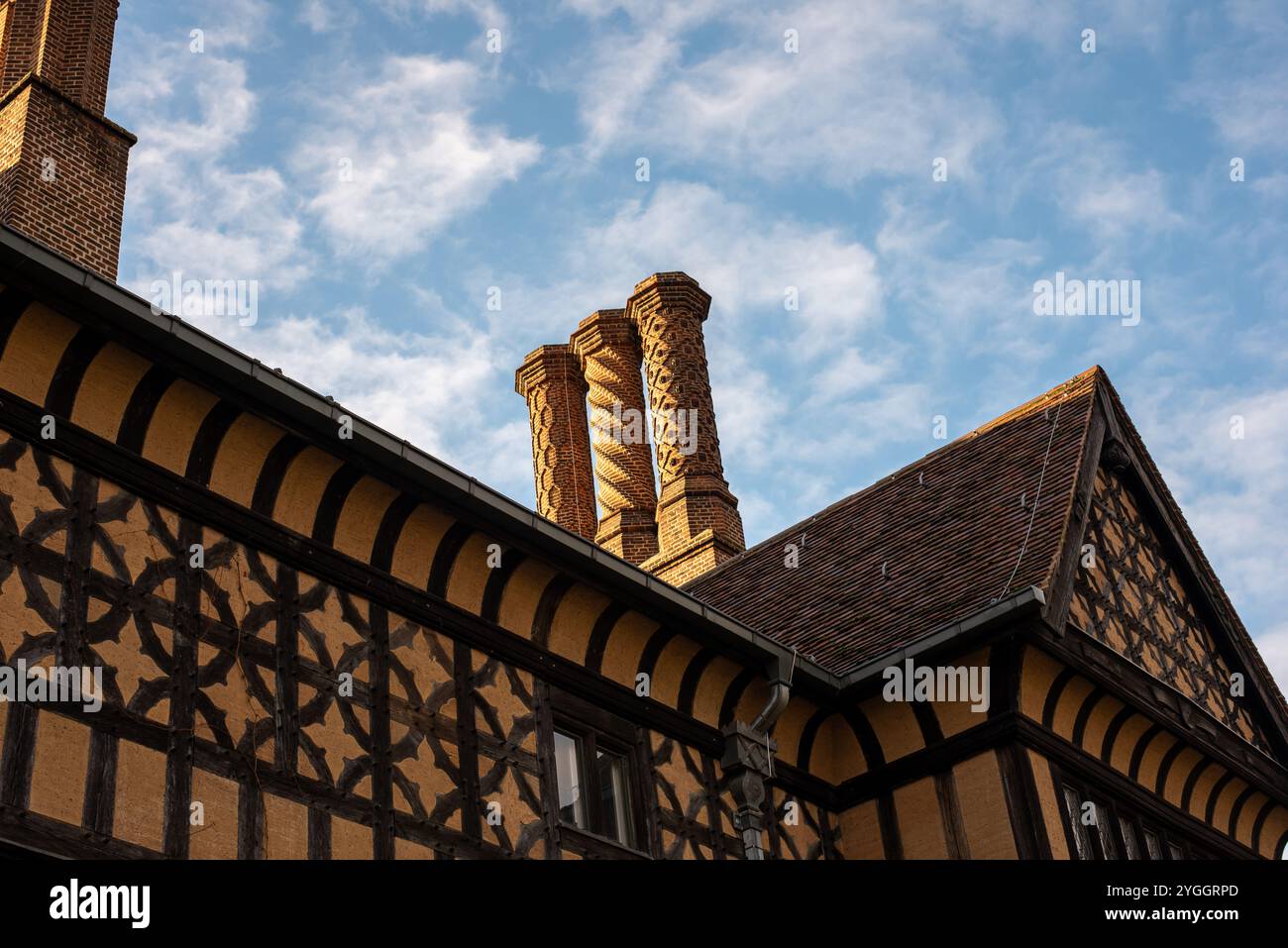 Blick von außen auf Schloss Cecilienhof mit seiner Tudor-Architektur und wunderschönen Umgebung. Stockfoto