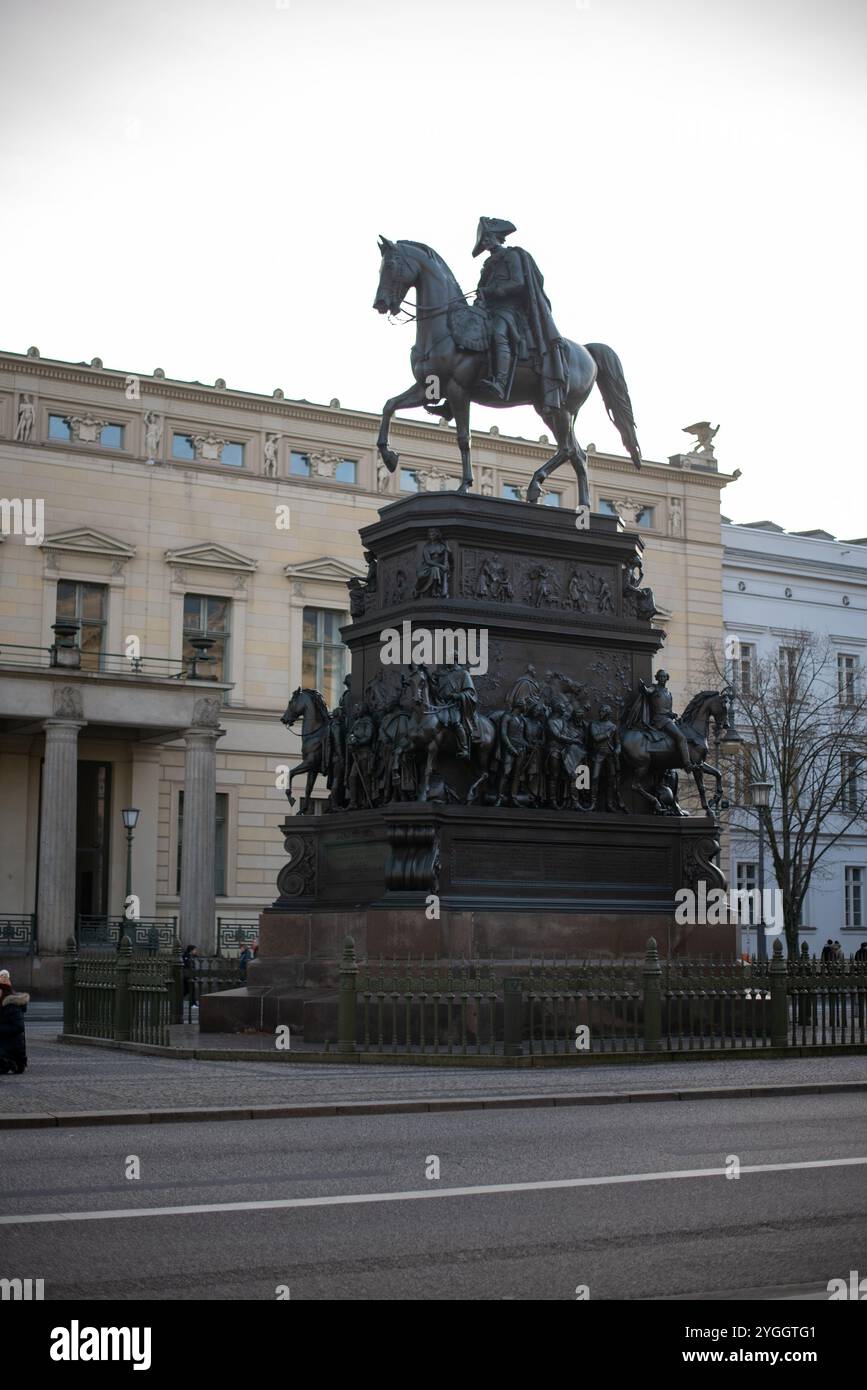 Die Reiterstatue Friedrichs des Großen in Berlin zeigt das Vermächtnis des preußischen Königs und fängt seine herrschende Präsenz in einem atemberaubenden Bronzesc ein Stockfoto