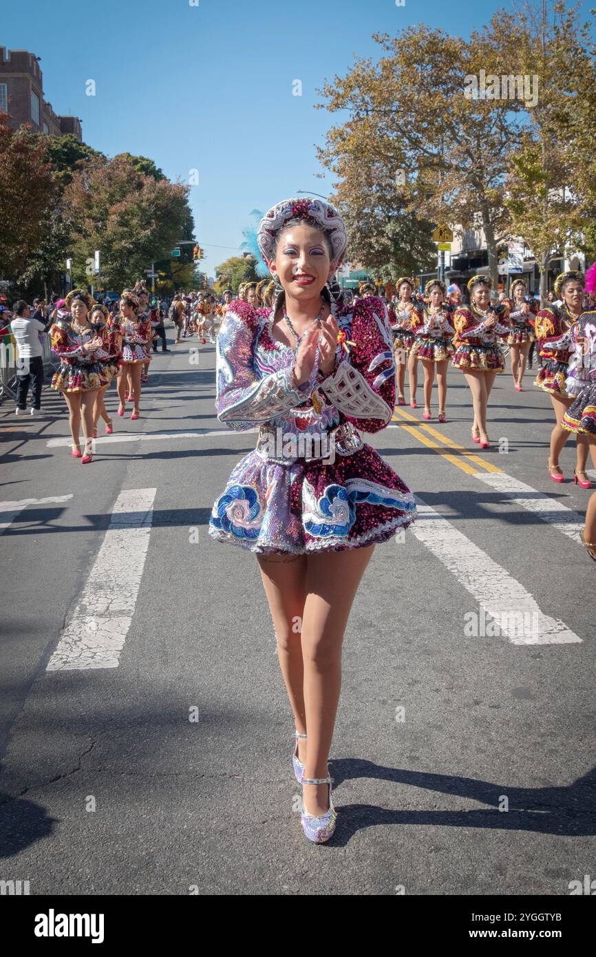 Ein attraktiver, fröhlicher San Simon Tänzer auf halbem Weg durch die Bolivian Day Parade auf der 37th Avenue in Jackson Heights, Queens, NYC. Stockfoto