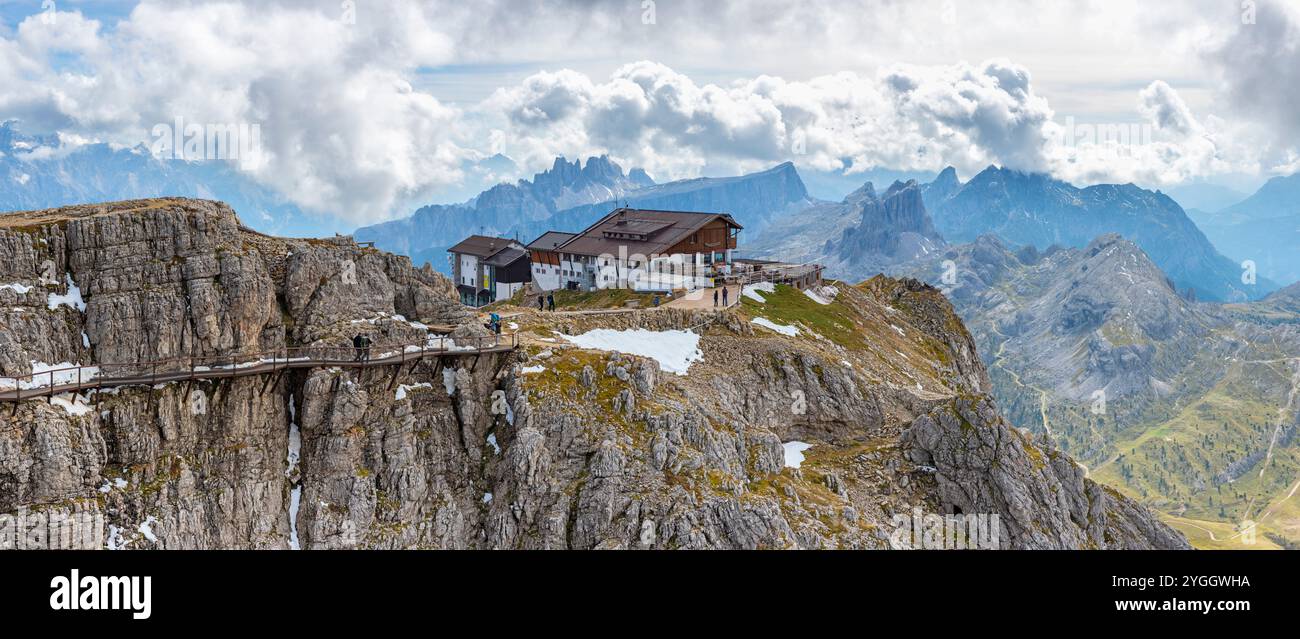 Ein wunderschöner Blick auf die Lagazuoi Hütte und die Belluno Dolomiten. Der freitragende Gang bietet wirklich einzigartige Ausblicke. Europa, Italien, Venetien, Belluno Stockfoto