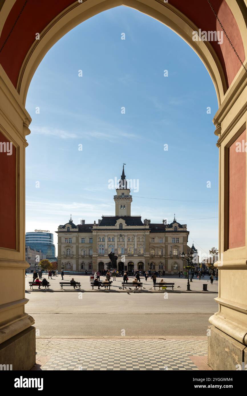 Novi Sad, Serbien - 6. November 2024: Rathaus nach Protest über tödlichen Zusammenbruch der Markise des Bahnhofs. Stockfoto