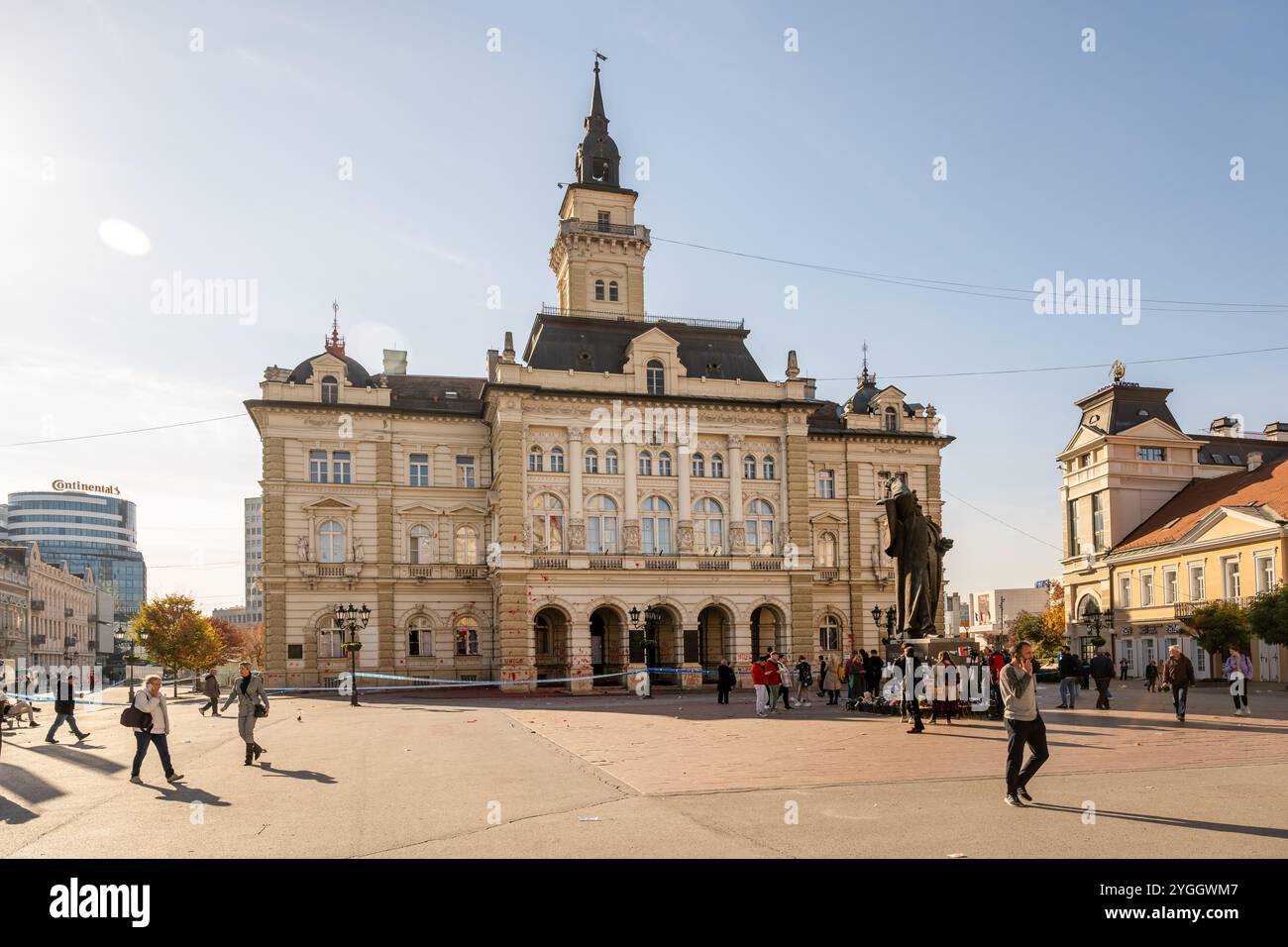 Novi Sad, Serbien - 6. November 2024: Rathaus nach Protest über tödlichen Zusammenbruch der Markise des Bahnhofs. Stockfoto