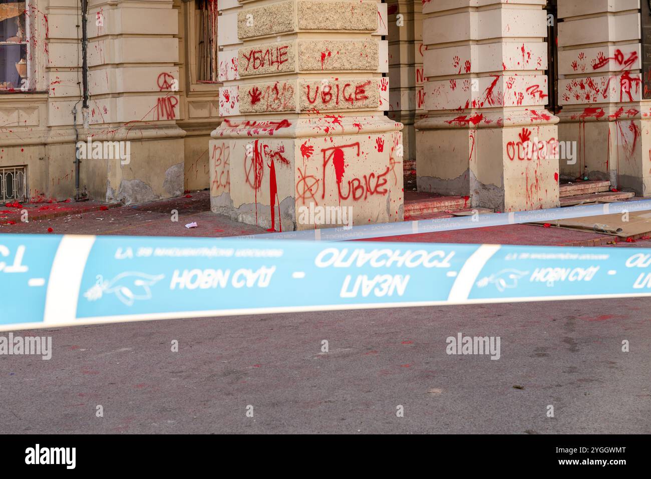 Novi Sad, Serbien - 6. November 2024: Rathaus nach Protest über tödlichen Zusammenbruch der Markise des Bahnhofs. Stockfoto