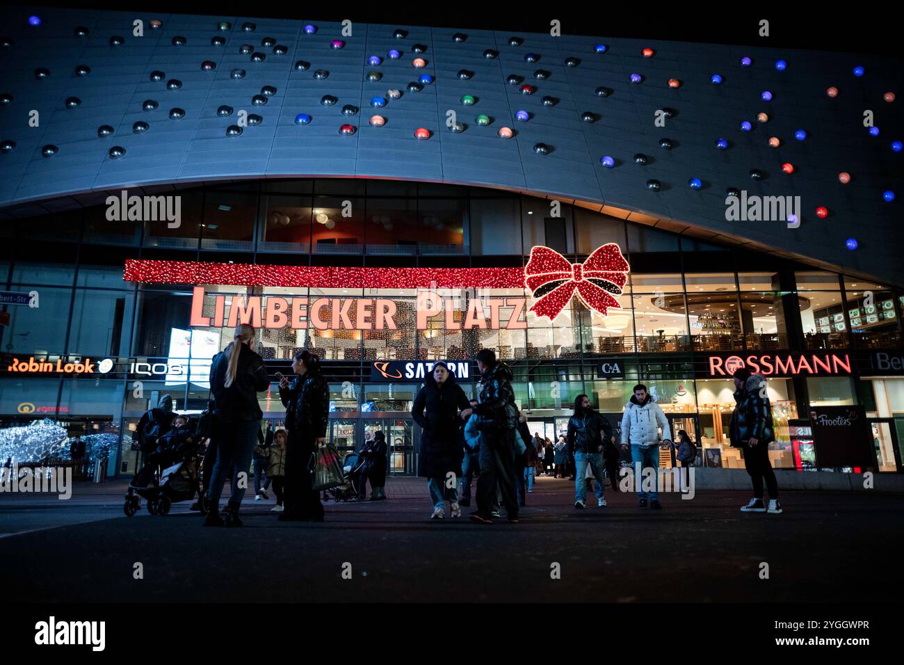 Essen, Deutschland. November 2024. Man läuft vor dem Einkaufszentrum 'Limbecker Platz' im Stadtzentrum. Das Einkaufszentrum wird wegen der Entschärfung einer britischen fünf-Zentner-Bombe evakuiert. Die nicht explodierte Bombe aus dem Zweiten Weltkrieg wurde bei Bauarbeiten auf einem Platz im Stadtzentrum entdeckt Credit: Fabian Strauch/dpa/Alamy Live News Stockfoto