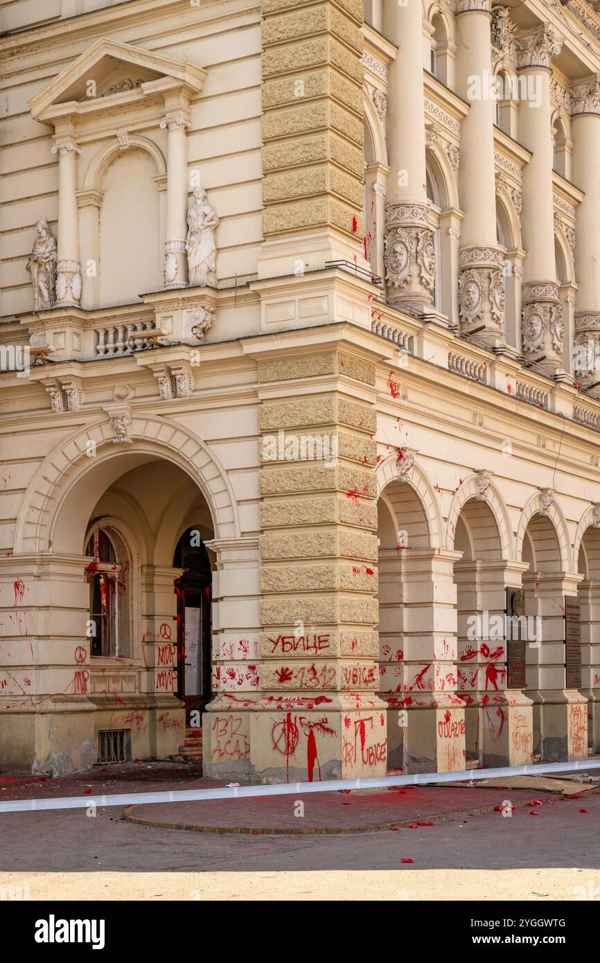 Novi Sad, Serbien - 6. November 2024: Rathaus nach Protest über tödlichen Zusammenbruch der Markise des Bahnhofs. Stockfoto
