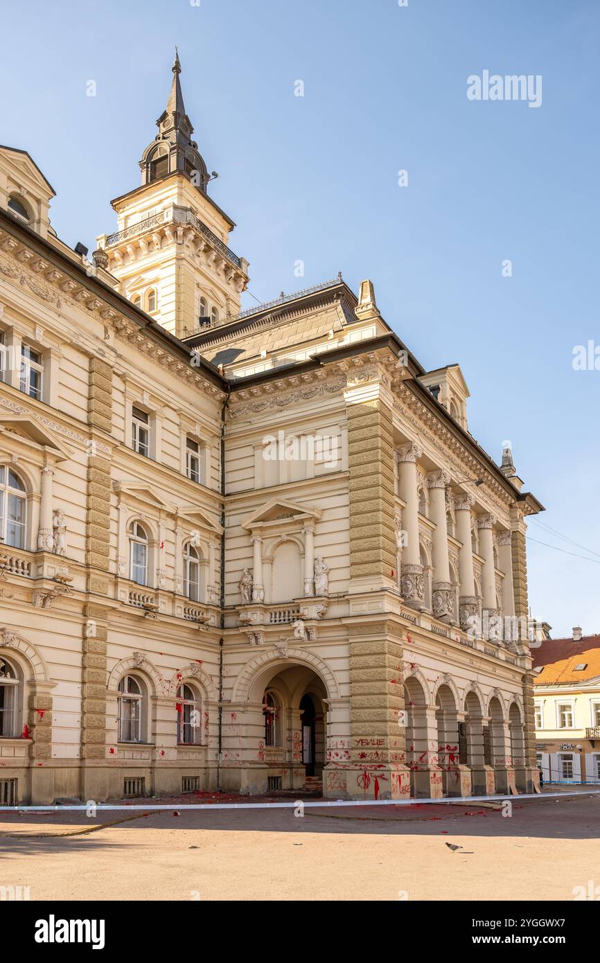 Novi Sad, Serbien - 6. November 2024: Rathaus nach Protest über tödlichen Zusammenbruch der Markise des Bahnhofs. Stockfoto