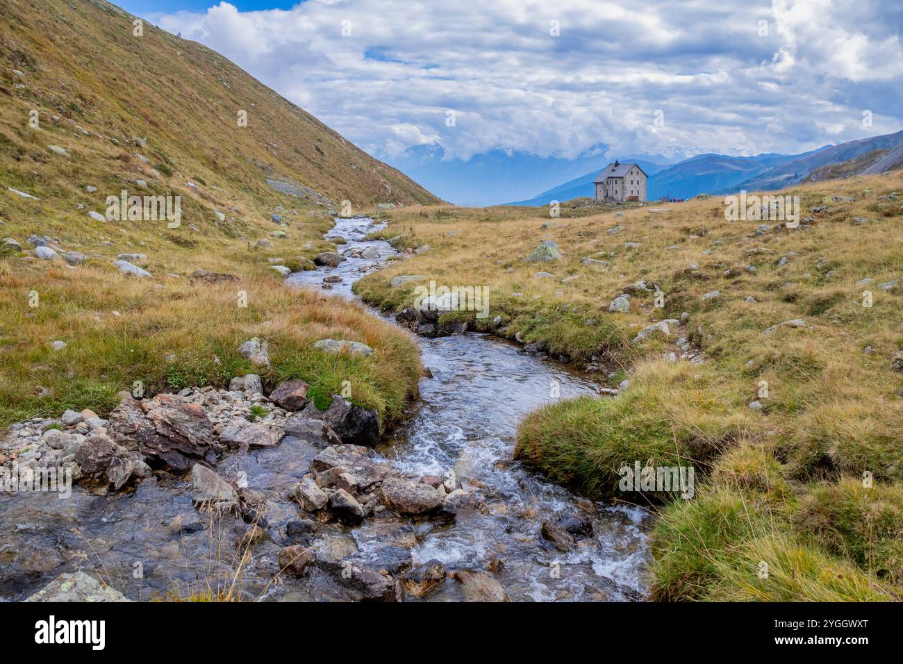 Die alte Pforzheimer Schutzhütte oder alte Rasass-Schutzhütte, in der Sesvenna-Berggruppe, Rhätische Alpen, Gemeinde Mals Vinschgau, autonome Provinz Stockfoto