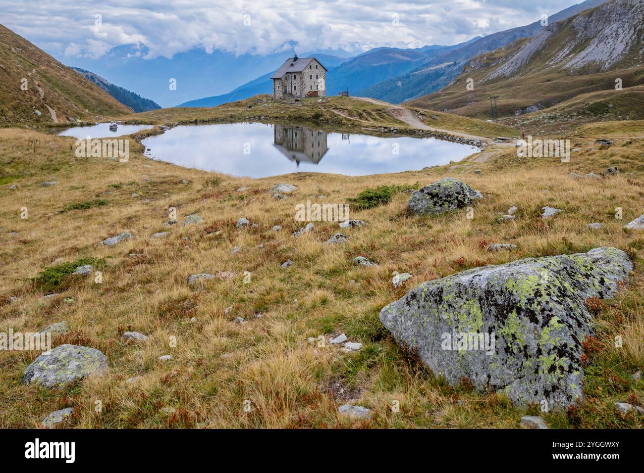 Die alte Pforzheimer Schutzhütte oder alte Rasass-Schutzhütte, in der Sesvenna-Berggruppe, Rhätische Alpen, Gemeinde Mals Vinschgau, autonome Provinz Stockfoto