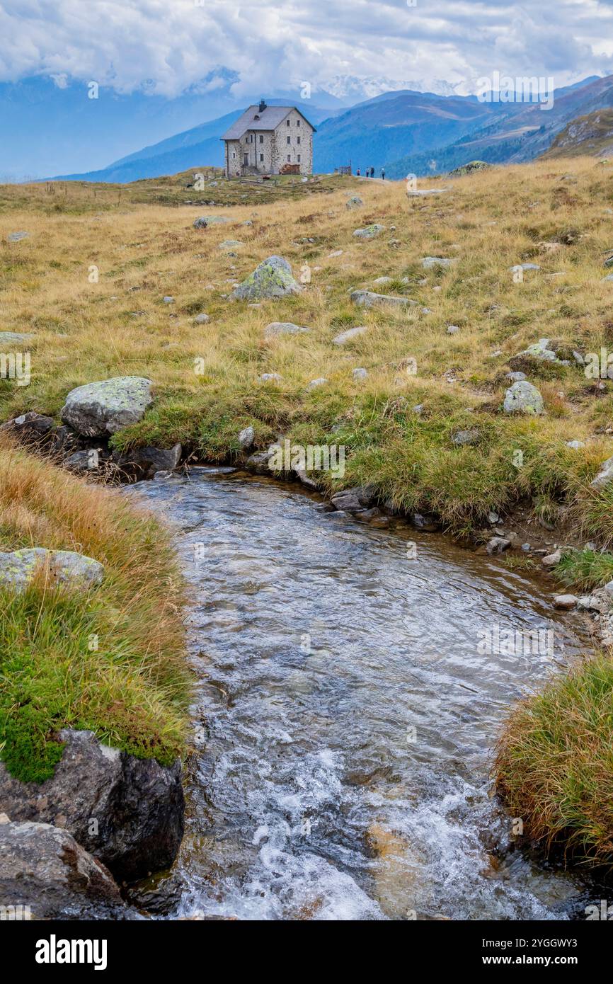 Die alte Pforzheimer Schutzhütte oder alte Rasass-Schutzhütte, in der Sesvenna-Berggruppe, Rhätische Alpen, Gemeinde Mals Vinschgau, autonome Provinz Stockfoto