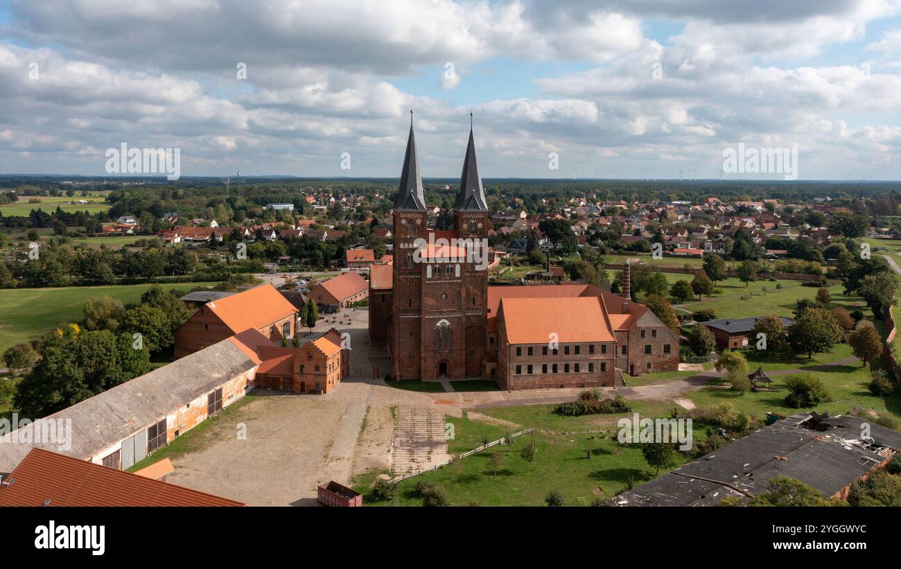 Das Kloster Jerichow, das als ältestes Backsteingebäude Norddeutschlands gilt, befindet sich an der romanischen Straße, Stiftskirche St. Maria und St. Ni Stockfoto