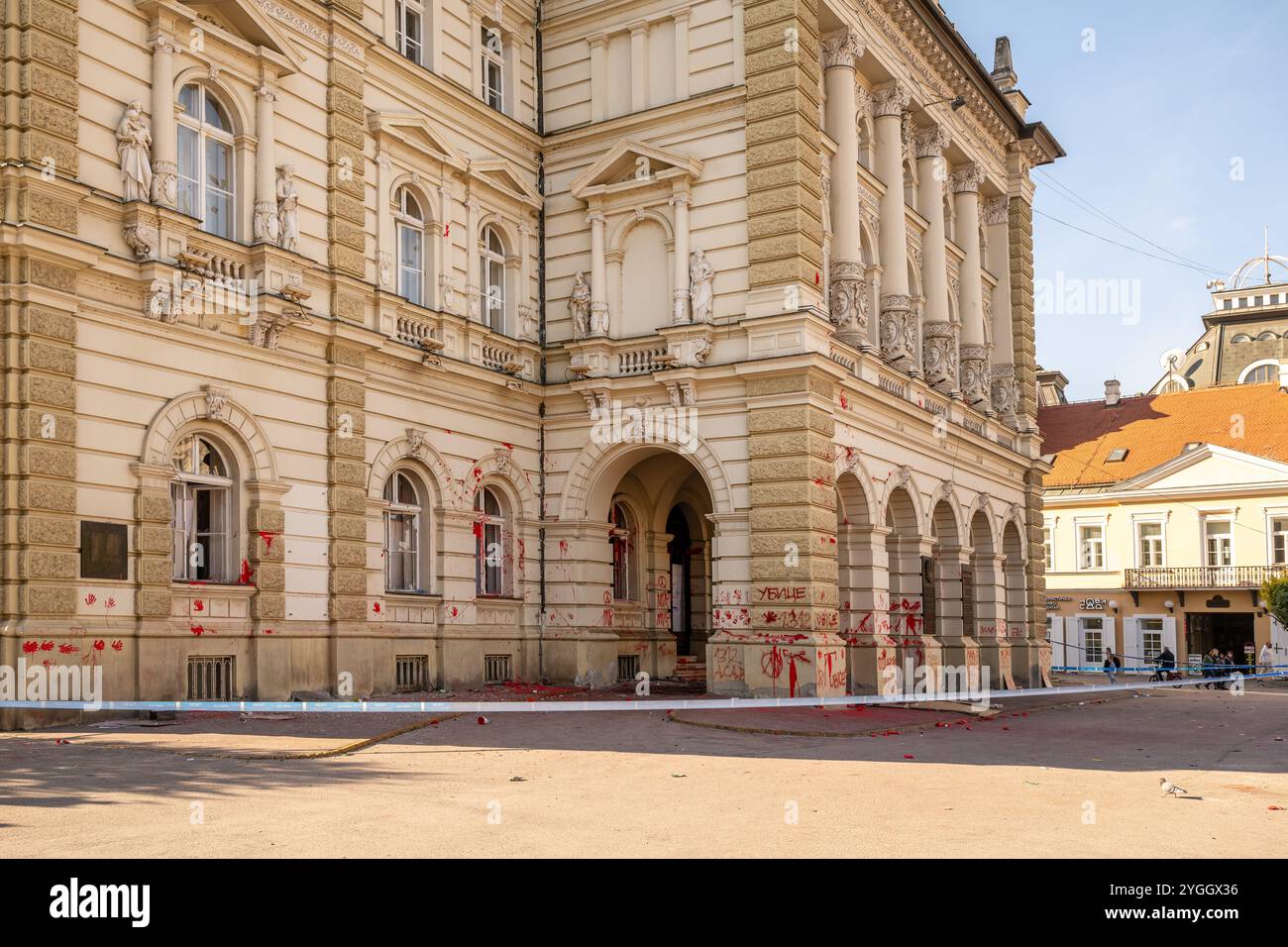 Novi Sad, Serbien - 6. November 2024: Rathaus nach Protest über tödlichen Zusammenbruch der Markise des Bahnhofs. Stockfoto