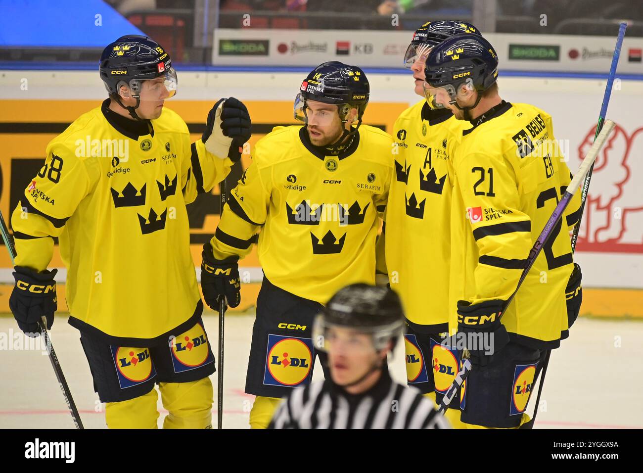 Karlsbad, Tschechische Republik. November 2024. Die schwedischen L-R-Spieler Jesper Sellgren, Oskar lang, Anton Bengtsson und Christoffer EHN feiern am 7. November 2024 in Karlsbad ein Tor im Karjala-Cup-Spiel Tschechien gegen Schweden. Quelle: Slavomir Kubes/CTK Photo/Alamy Live News Stockfoto