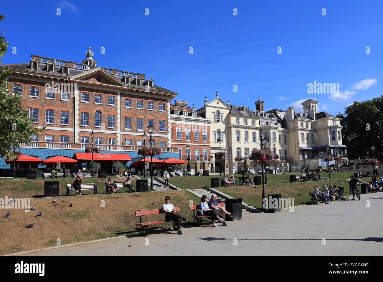 Großbritannien, England, London, Richmond Riverside, alte Gebäude, Passanten, Uferufer Stockfoto