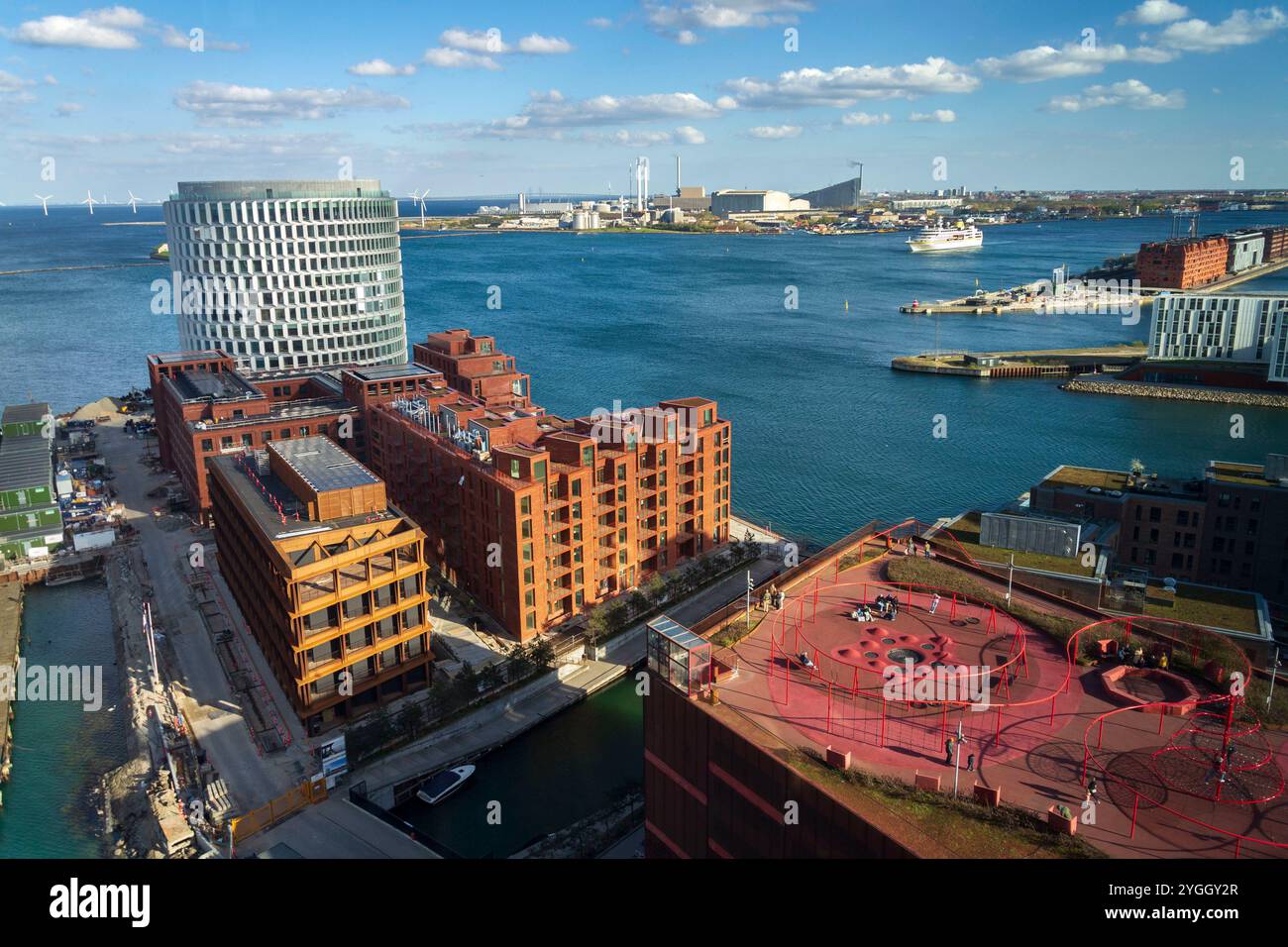 Konditaget Luders, Park and Play Dachspielplatz mit Fitnessstudio im Freien auf einem Parkplatz über der Hafenlandschaft von Kopenhagen, Nordhavn, Dänemark Stockfoto