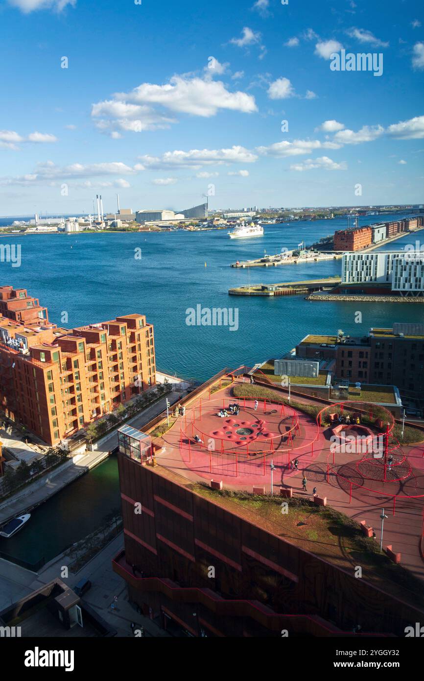 Konditaget Luders, Park and Play Dachspielplatz mit Fitnessstudio im Freien auf einem Parkplatz über der Hafenlandschaft von Kopenhagen, Nordhavn, Dänemark Stockfoto