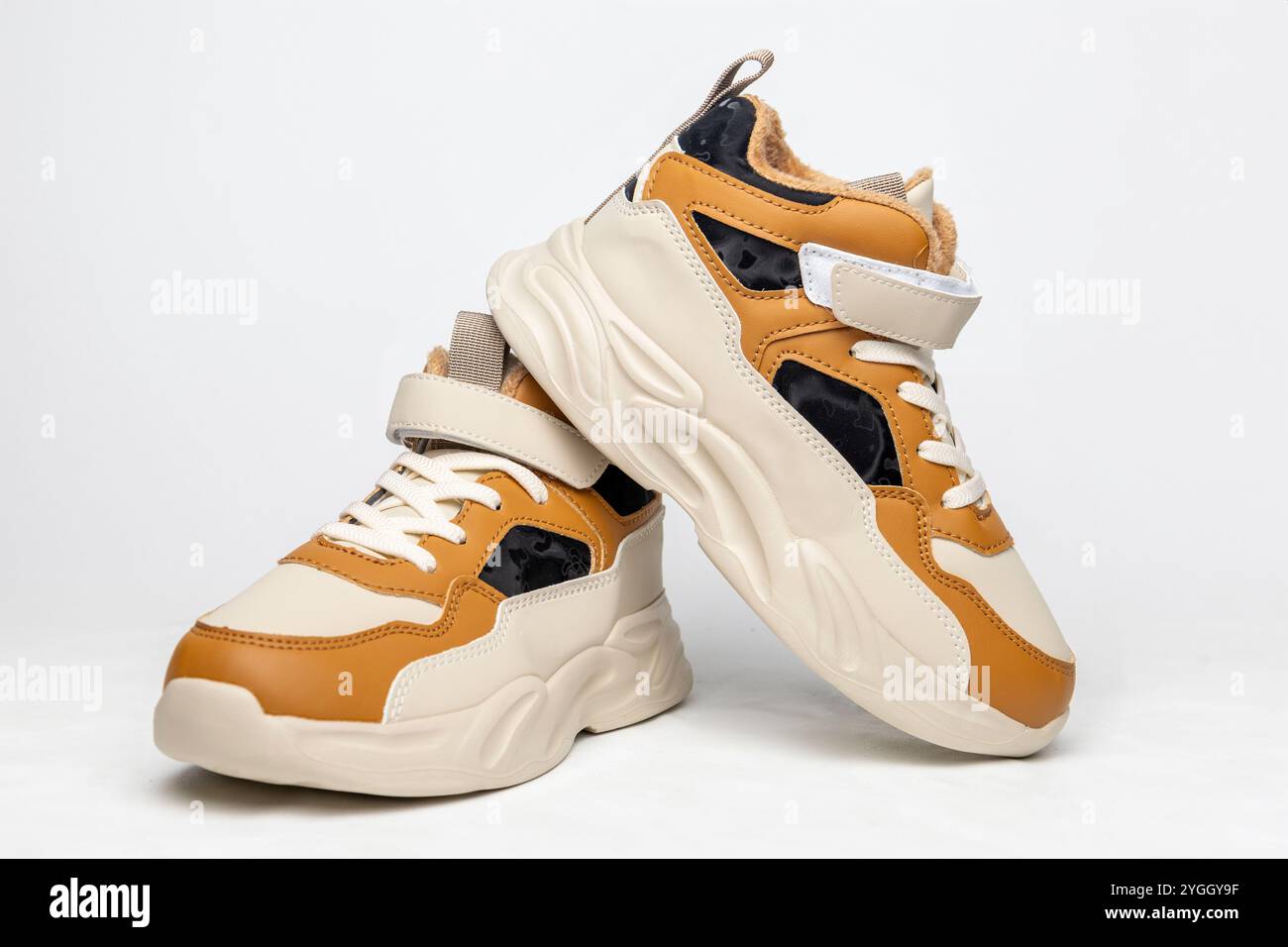 Moderne Stadtschuhe mit trendigem Design und Komfort, ideal für einen aktiven Lebensstil Stockfoto