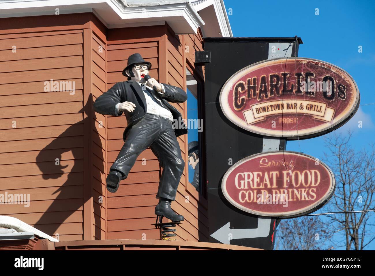 Ein lustiges Schild und eine Figur auf Charlie O's Hometown Bar & Grill in der East Market Street in Red Hook, New York. Stockfoto