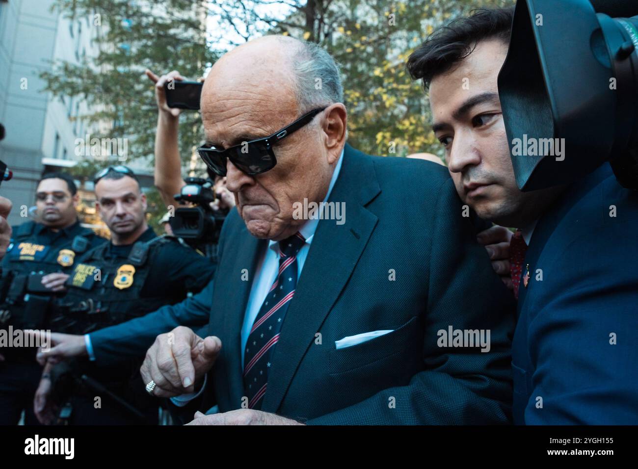 New York, USA. November 2024. Rudy Giuliani, ehemaliger Bürgermeister von New York City, wird beim Betreten des Daniel Patrick Moynihan Courthouse gesehen, nachdem es versäumt hat, Vermögenswerte innerhalb der Frist in einem Fall zur Verleumdung in Lower Manhattan, NY, am Donnerstag, den 7. November 2024 abzugeben. Ruby Freeman und seine Tochter Wandrea Moss, die ehemalige Wahlhelferin Georgiens, erhielten die Vermögenswerte, nachdem Giuliani 2020 für schuldig befunden wurde, Unwahrheiten über Georgien Wahlbetrug verbreitet zu haben, was zu rassistischen Schikanen und Todesdrohungen gegen die beiden Arbeiter führte. (Foto: Cristina Matuozzi/SIPA USA) Credit: SIPA USA/Alamy Live News Stockfoto