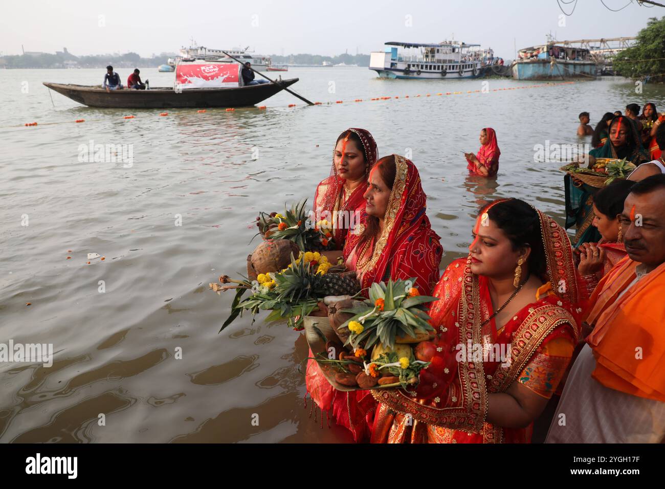 Während des Chhath-Festivals in Kalkutta, Indien, am 7. November 2024 führen indische Hindu-Frauen Rituale durch, während sie im Wasser des Ganges stehen. Das Chhath Festival ist eine verehrte hinduistische Feier, die dem Sonnengott gewidmet ist und durch Fasten, Rituale und Gebete für Gesundheit und Wohlstand gekennzeichnet ist. Gefeiert mit Hingabe entlang des Flusses und der Gewässer, bietet es eine wunderschöne Präsentation von Opfern und Abendverehrung, wenn die Sonne untergeht. Kalkutta Indien Copyright: XMatrixxImagesx/xRupakxDexChowdhurix Stockfoto