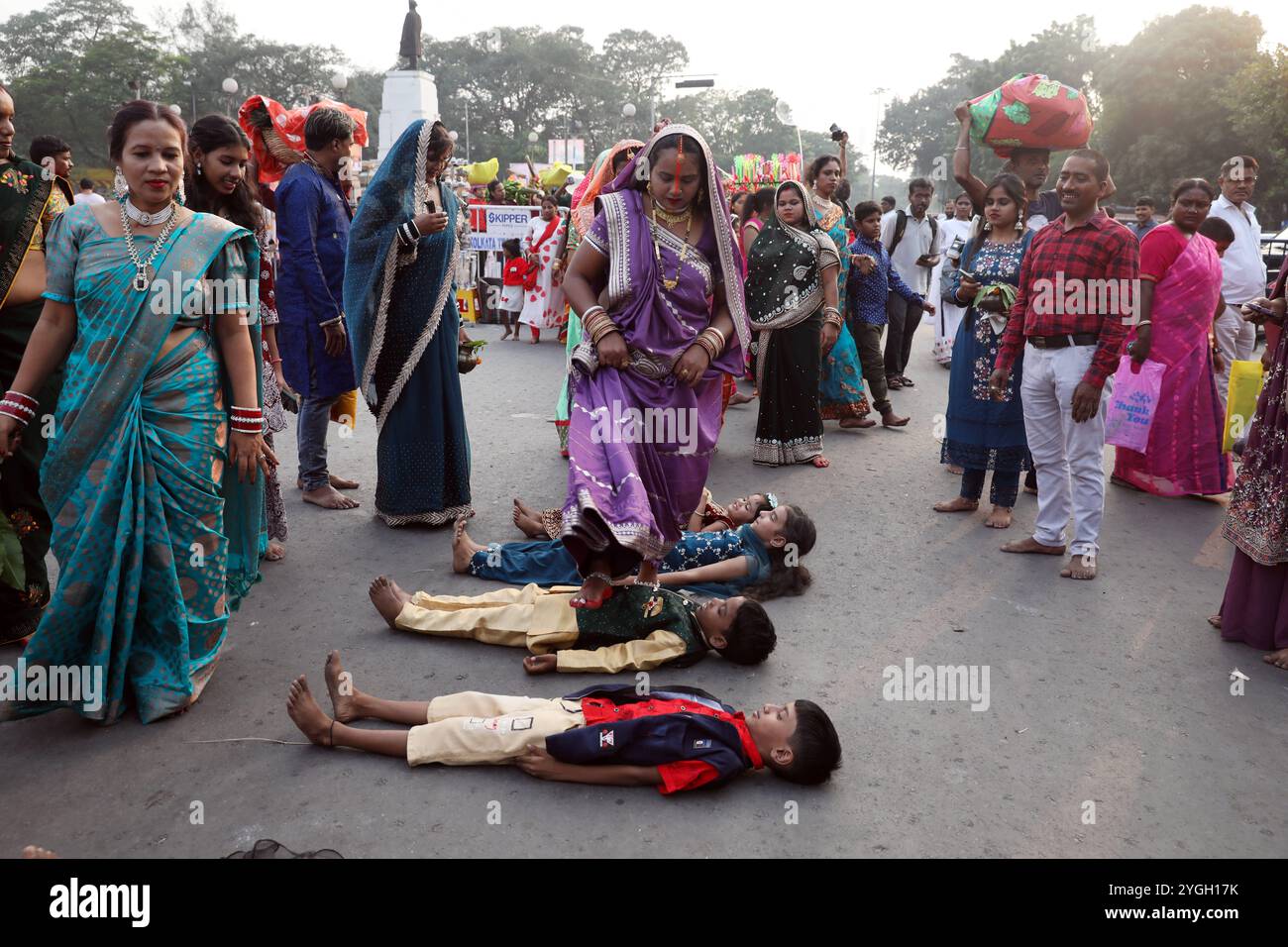 Chhath-Festival in Kalkutta, Indien eine indische Hindufrau tritt über Kinder als Ritual und sucht während des Chhath-Festivals in Kalkutta, Indien, am 7. November 2024 Segen für die Kinder des Sonnengottes. Das Chhath Festival ist eine verehrte hinduistische Feier, die dem Sonnengott gewidmet ist und durch Fasten, Rituale und Gebete für Gesundheit und Wohlstand gekennzeichnet ist. Gefeiert mit Hingabe entlang des Flusses und der Gewässer, bietet es eine wunderschöne Präsentation von Opfern und Abendverehrung, wenn die Sonne untergeht. Kalkutta Indien Copyright: XMatrixxImagesx/xRupakxDexChowdhurix Stockfoto