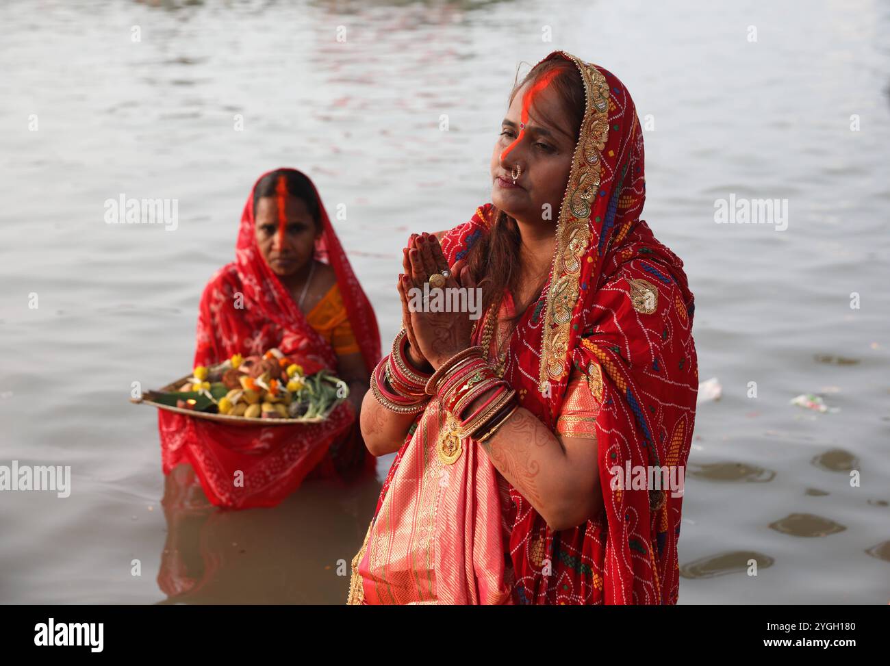 Während des Chhath-Festivals in Kalkutta, Indien, am 7. November 2024 führen indische Hindu-Frauen Rituale durch, während sie im Wasser des Ganges stehen. Das Chhath Festival ist eine verehrte hinduistische Feier, die dem Sonnengott gewidmet ist und durch Fasten, Rituale und Gebete für Gesundheit und Wohlstand gekennzeichnet ist. Gefeiert mit Hingabe entlang des Flusses und der Gewässer, bietet es eine wunderschöne Präsentation von Opfern und Abendverehrung, wenn die Sonne untergeht. Kalkutta Indien Copyright: XMatrixxImagesx/xRupakxDexChowdhurix Stockfoto