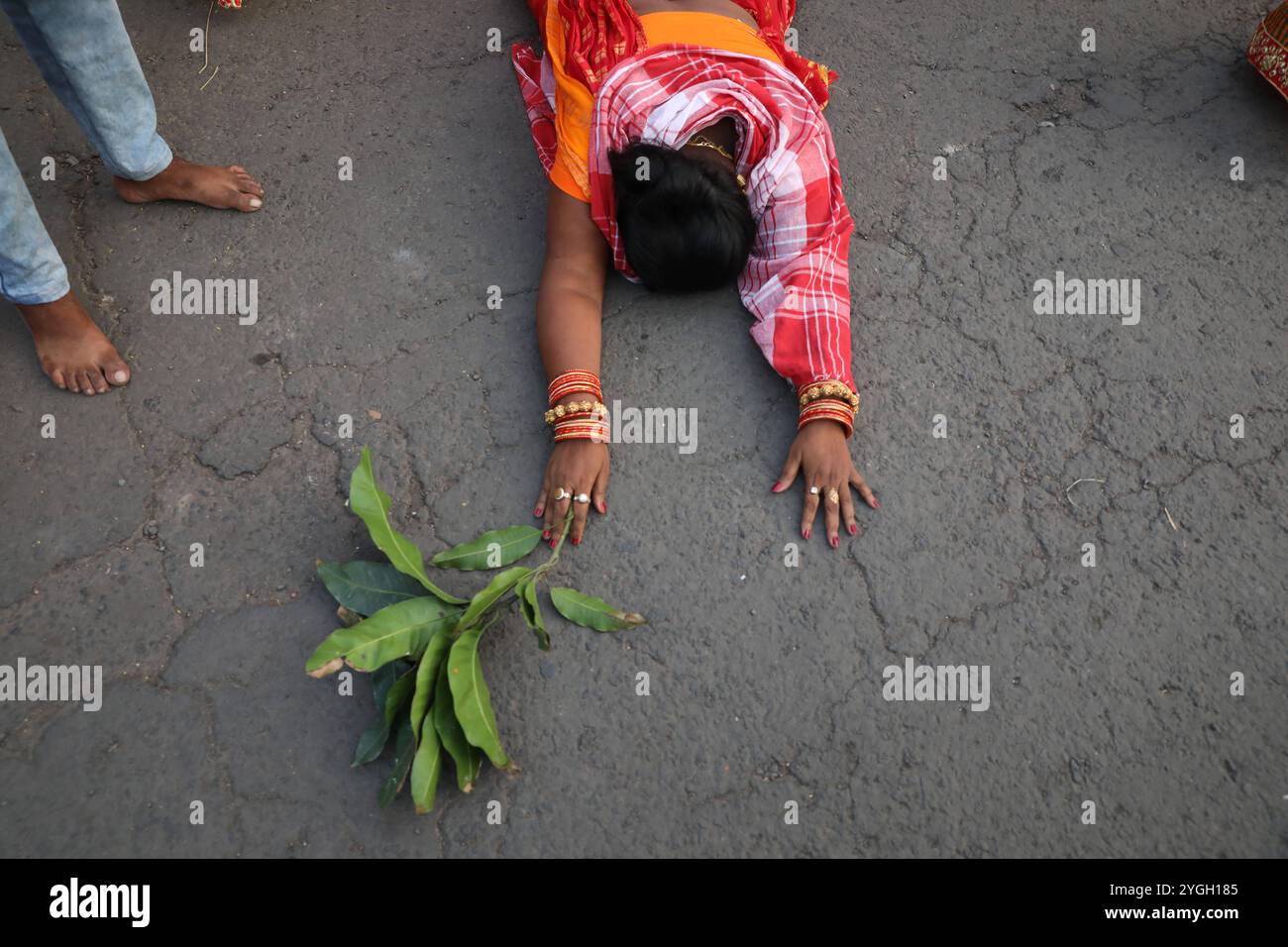 Chhath Festival in Kalkutta, Indien eine indische Hindu-Frau führt Rituale während des Chhat Festivals in Kalkutta, Indien, am 7. November 2024 auf. Das Chhath Festival ist eine verehrte hinduistische Feier, die dem Sonnengott gewidmet ist und durch Fasten, Rituale und Gebete für Gesundheit und Wohlstand gekennzeichnet ist. Gefeiert mit Hingabe entlang des Flusses und der Gewässer, bietet es eine wunderschöne Präsentation von Opfern und Abendverehrung, wenn die Sonne untergeht. Kalkutta Indien Copyright: XMatrixxImagesx/xRupakxDexChowdhurix Stockfoto