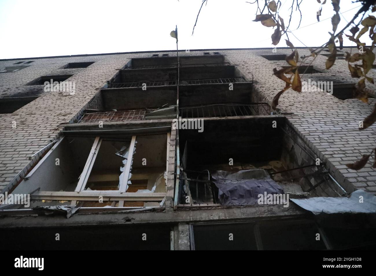 REGION CHARKIW, UKRAINE - 4. NOVEMBER 2024 - ein Wohnblock wird durch russische Bombenangriffe in der Region Charkiw im Nordosten der Ukraine beschädigt. Stockfoto