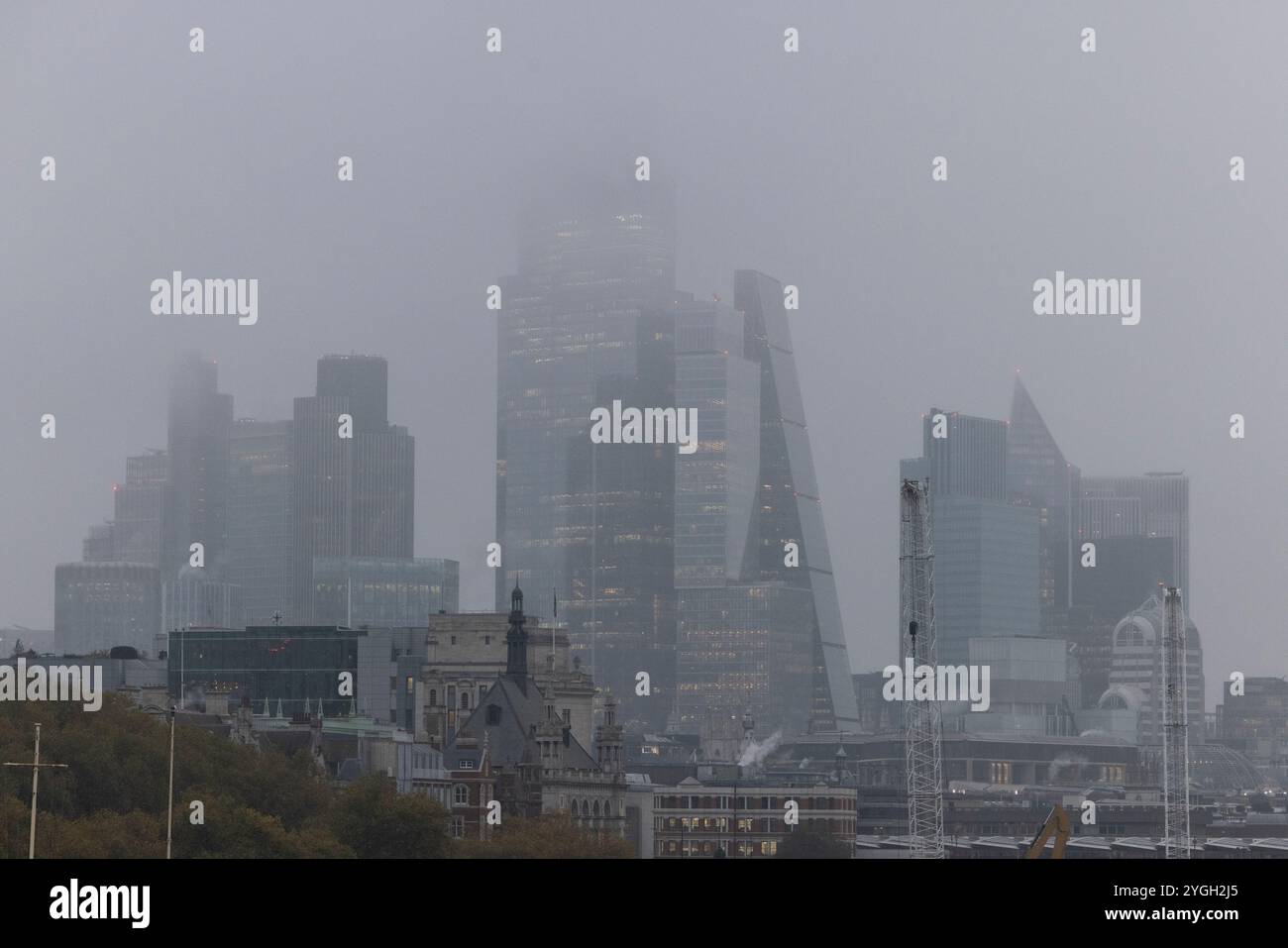 City of London, Wolkenkratzer des Finanzdistrikts, bedeckt vom Morgennebel am Tag nach der Wiederwahl Donald Trump zum Präsidenten der USA. Stockfoto