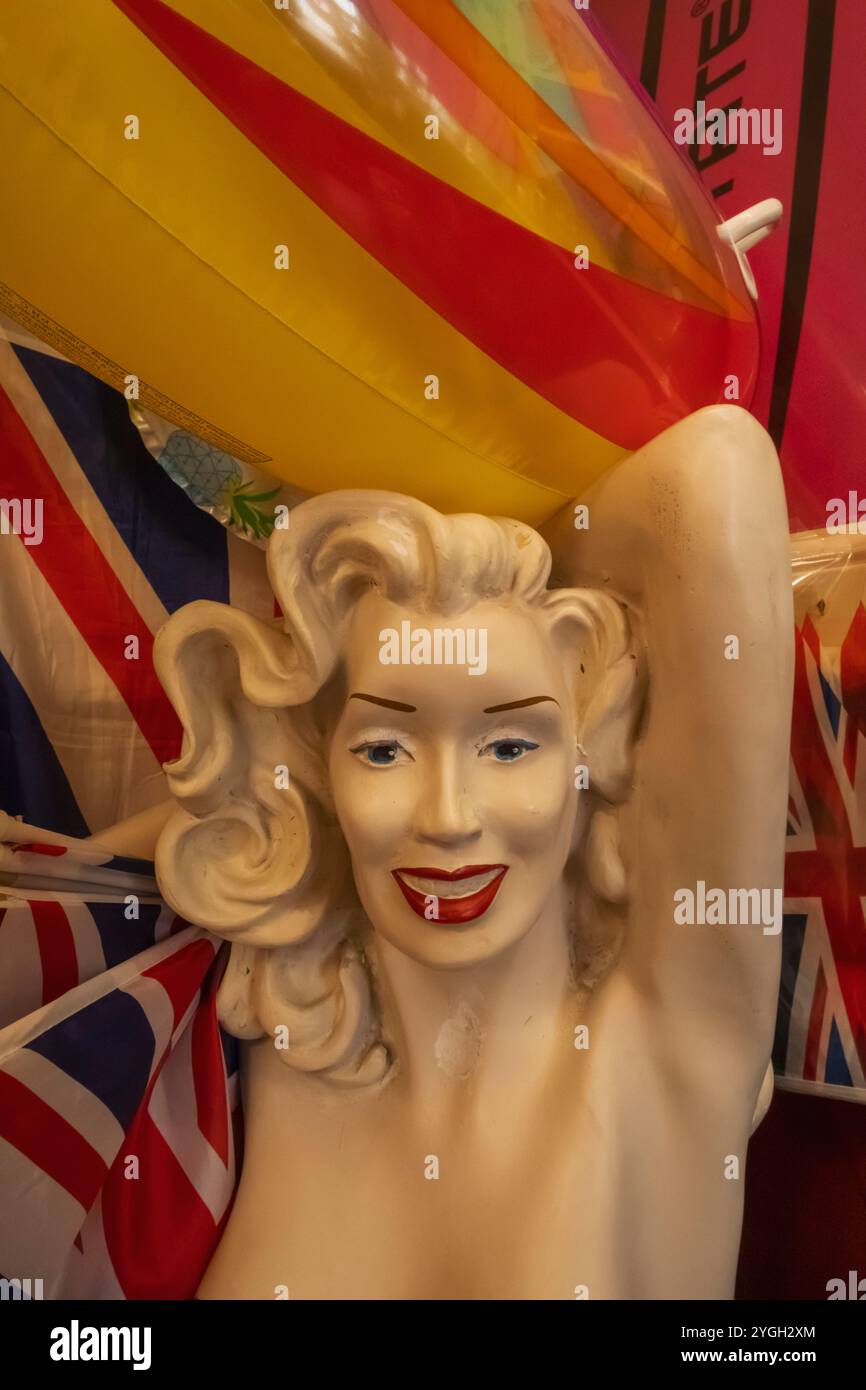 England, Kent, Margate, Die Altstadt, Souvenirladen, Vintage-Mannekin-Darstellung der Frau in Badekleidung Stockfoto